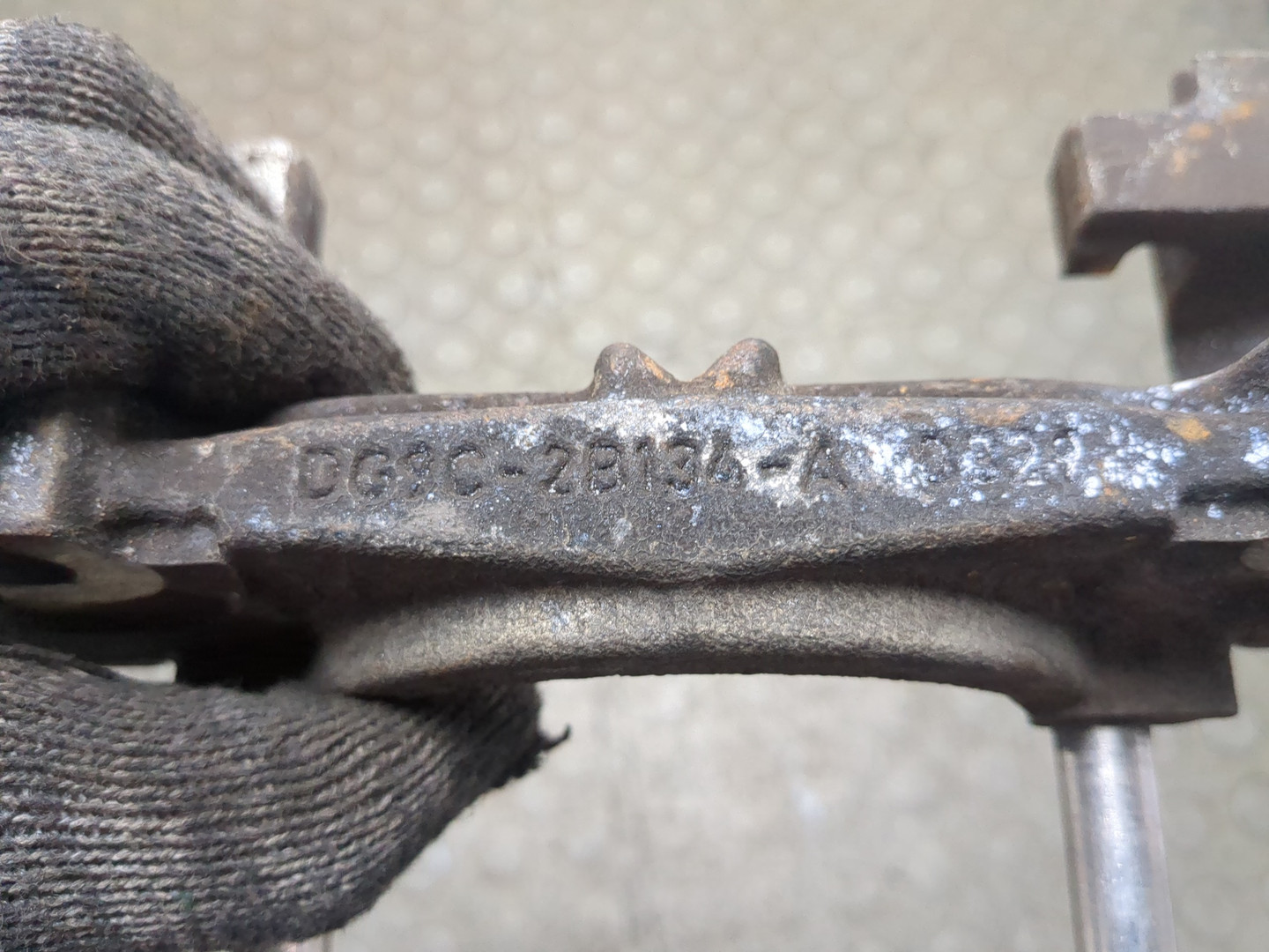 Скоба суппорта переднего левого