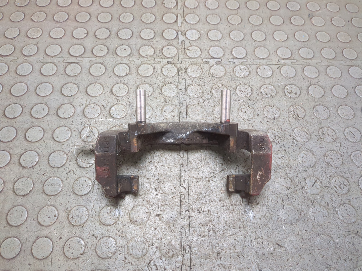 Скоба суппорта переднего левого