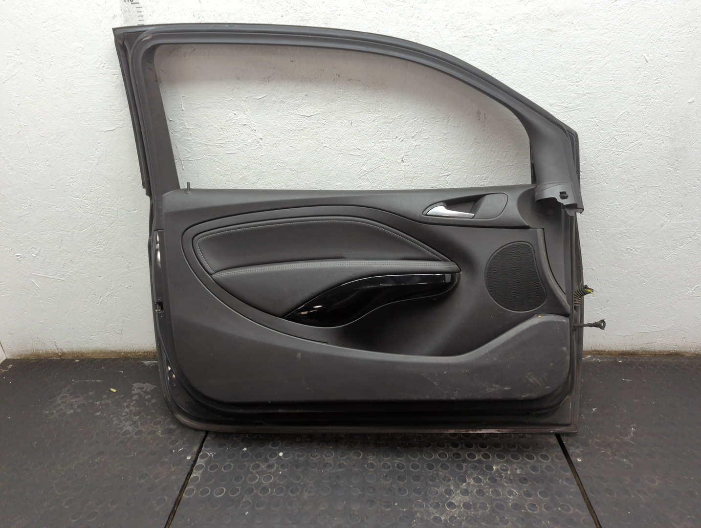 Дверь передняя левая