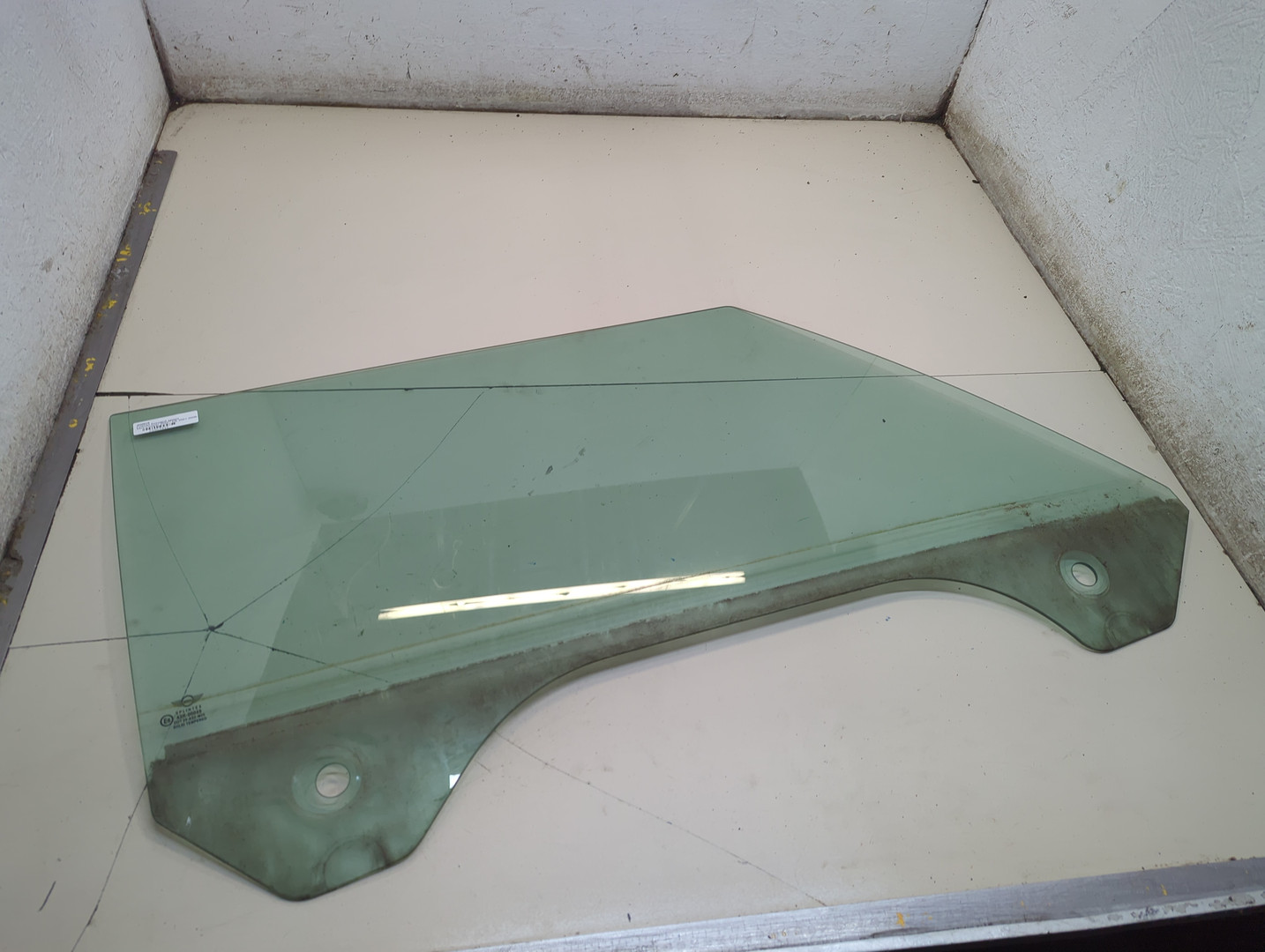 Стекло двери передней правой