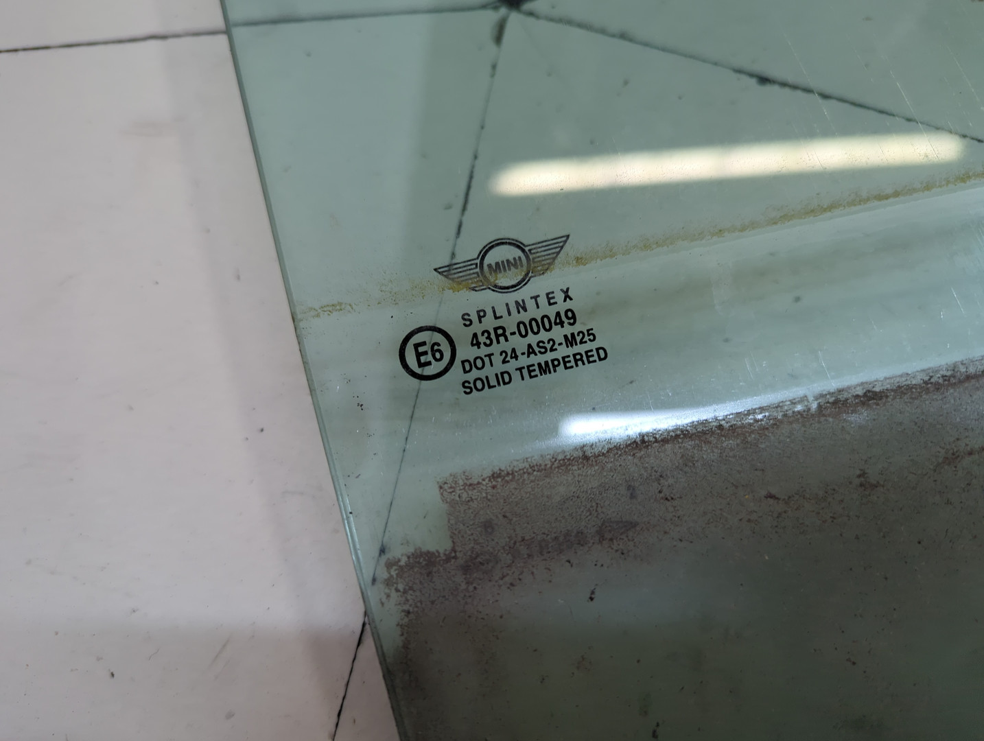 Стекло двери передней правой