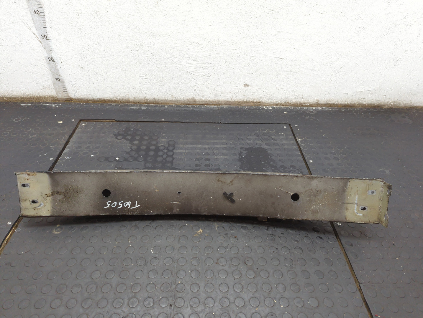 Усилитель переднего бампера