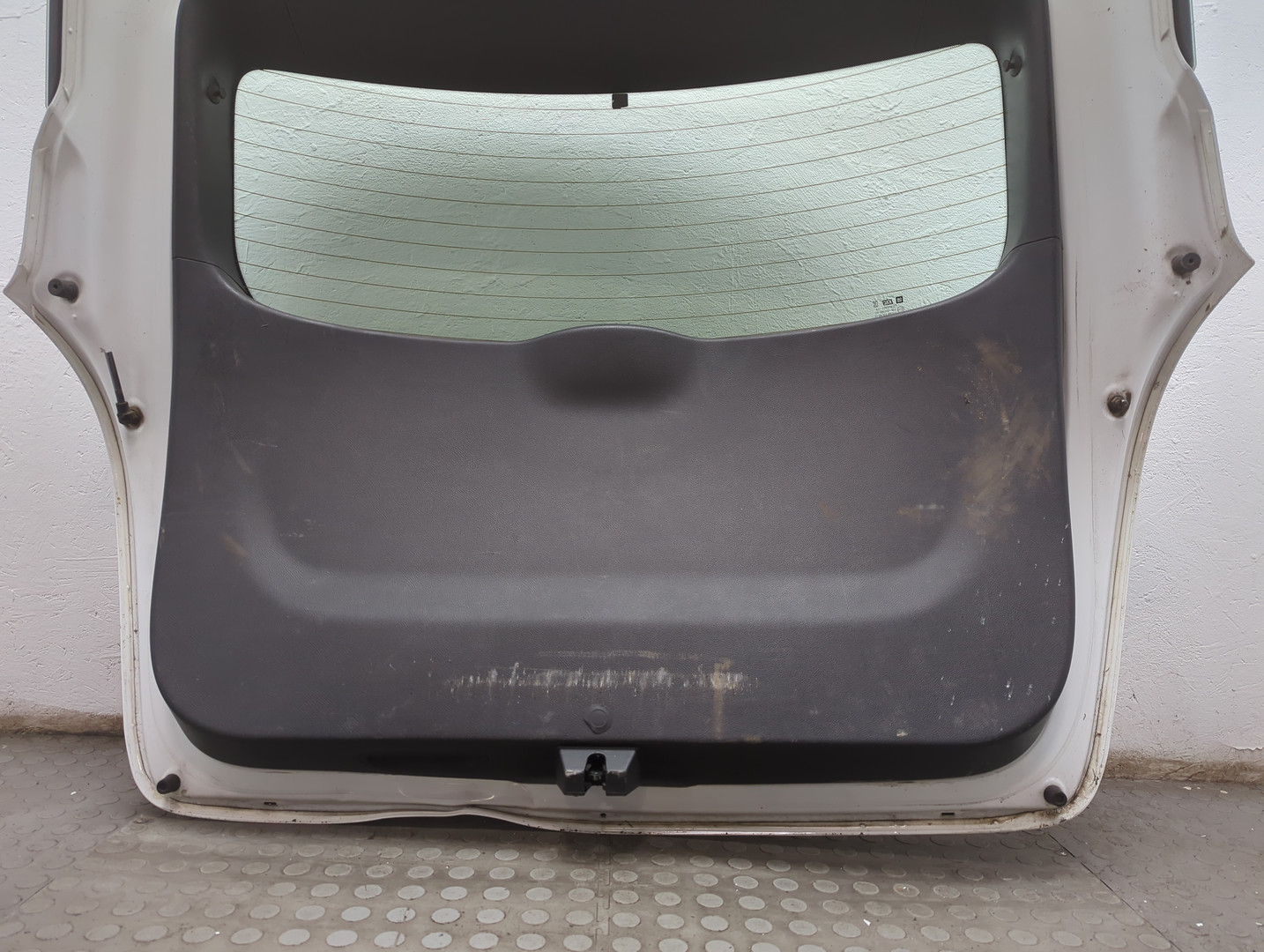 Дверь багажника