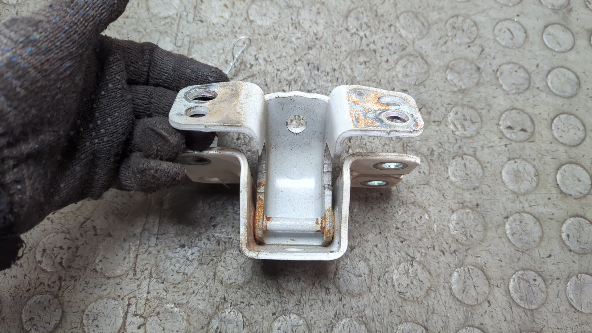 Петля двери