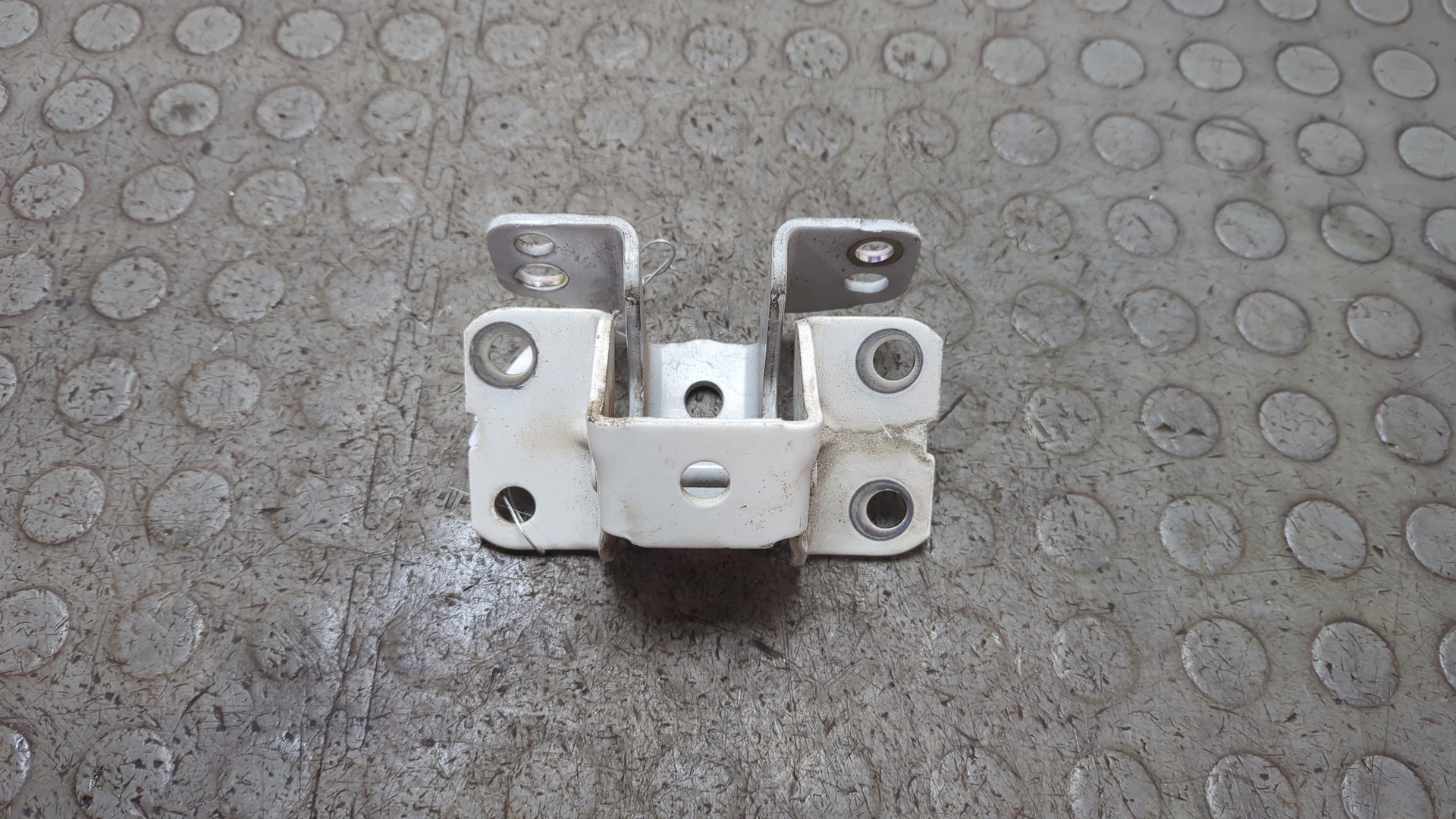 Петля двери