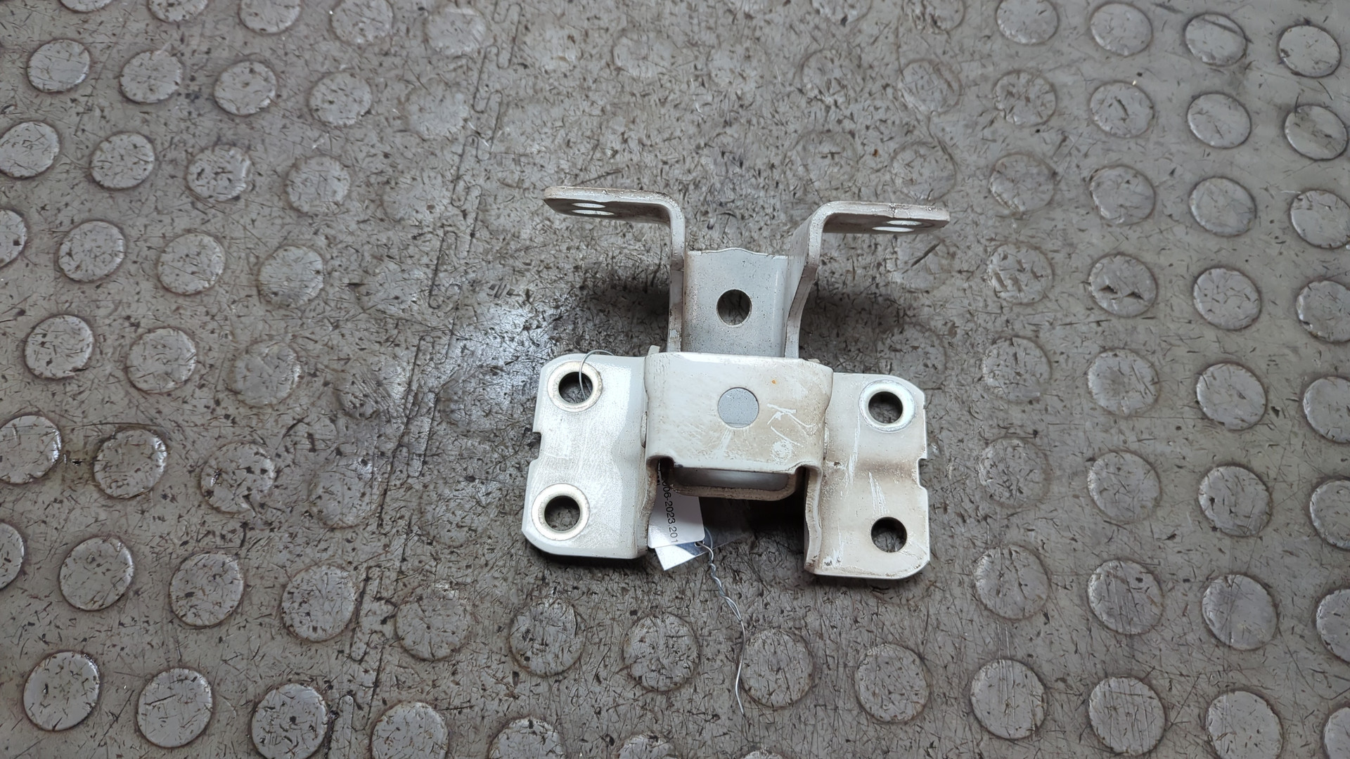 Петля двери