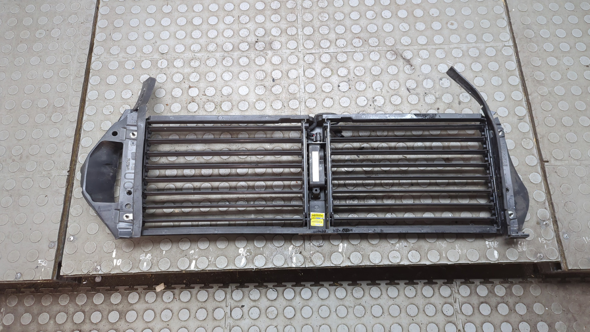 Жалюзи (воздуховод) бампера переднего