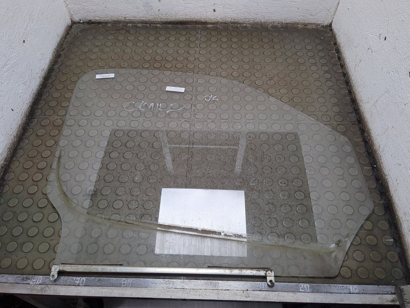 Стекло двери передней правой