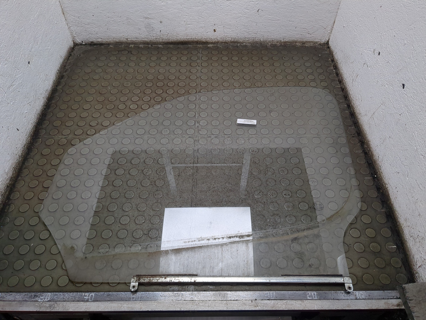 Стекло двери передней левой