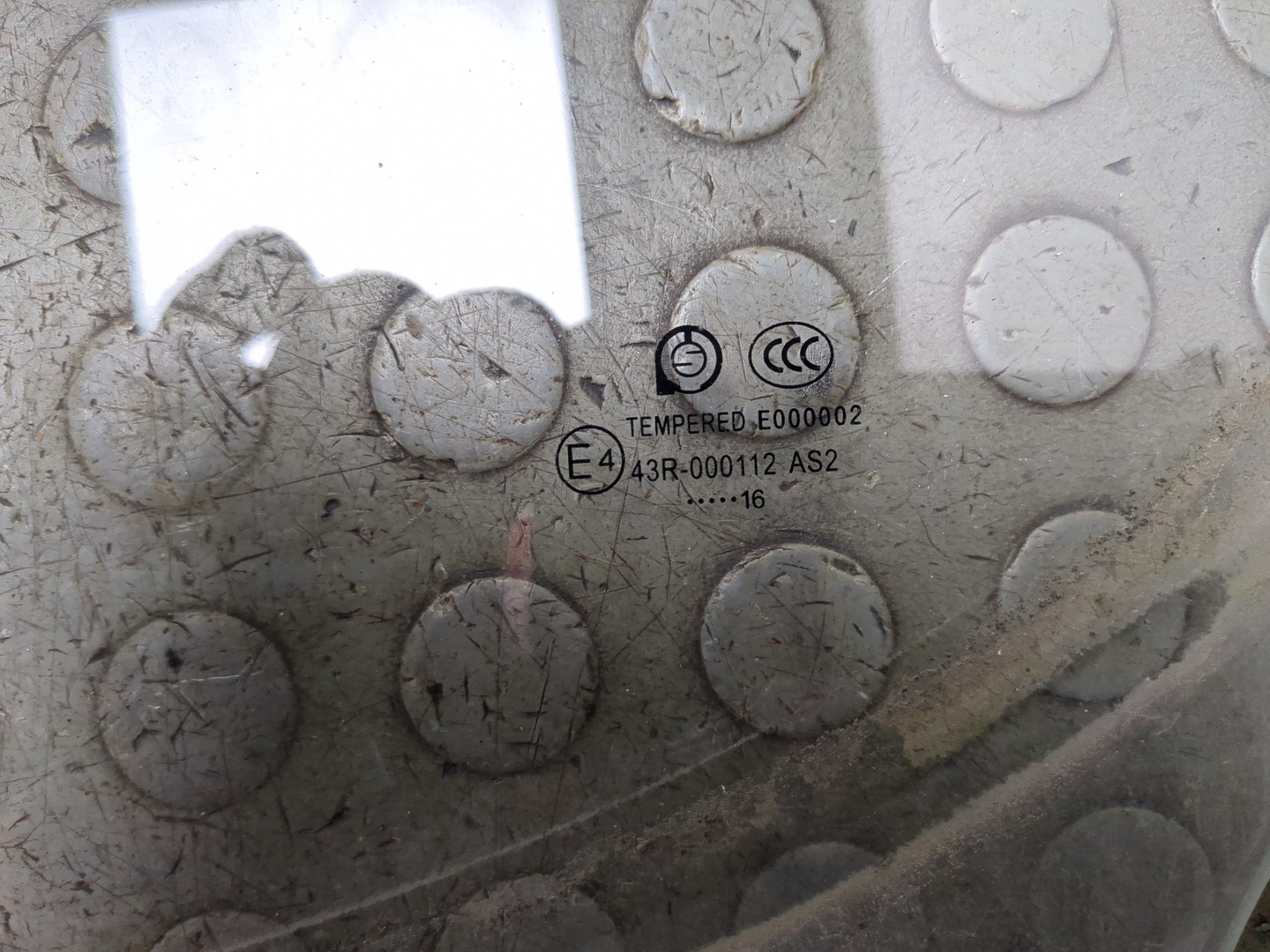 Стекло двери передней левой