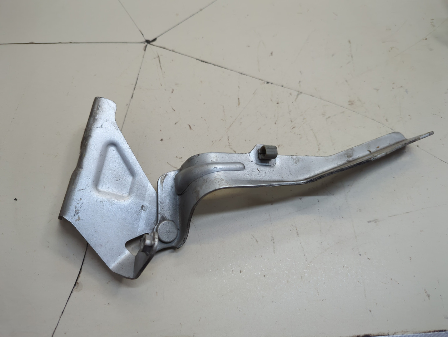 Петля капота правая