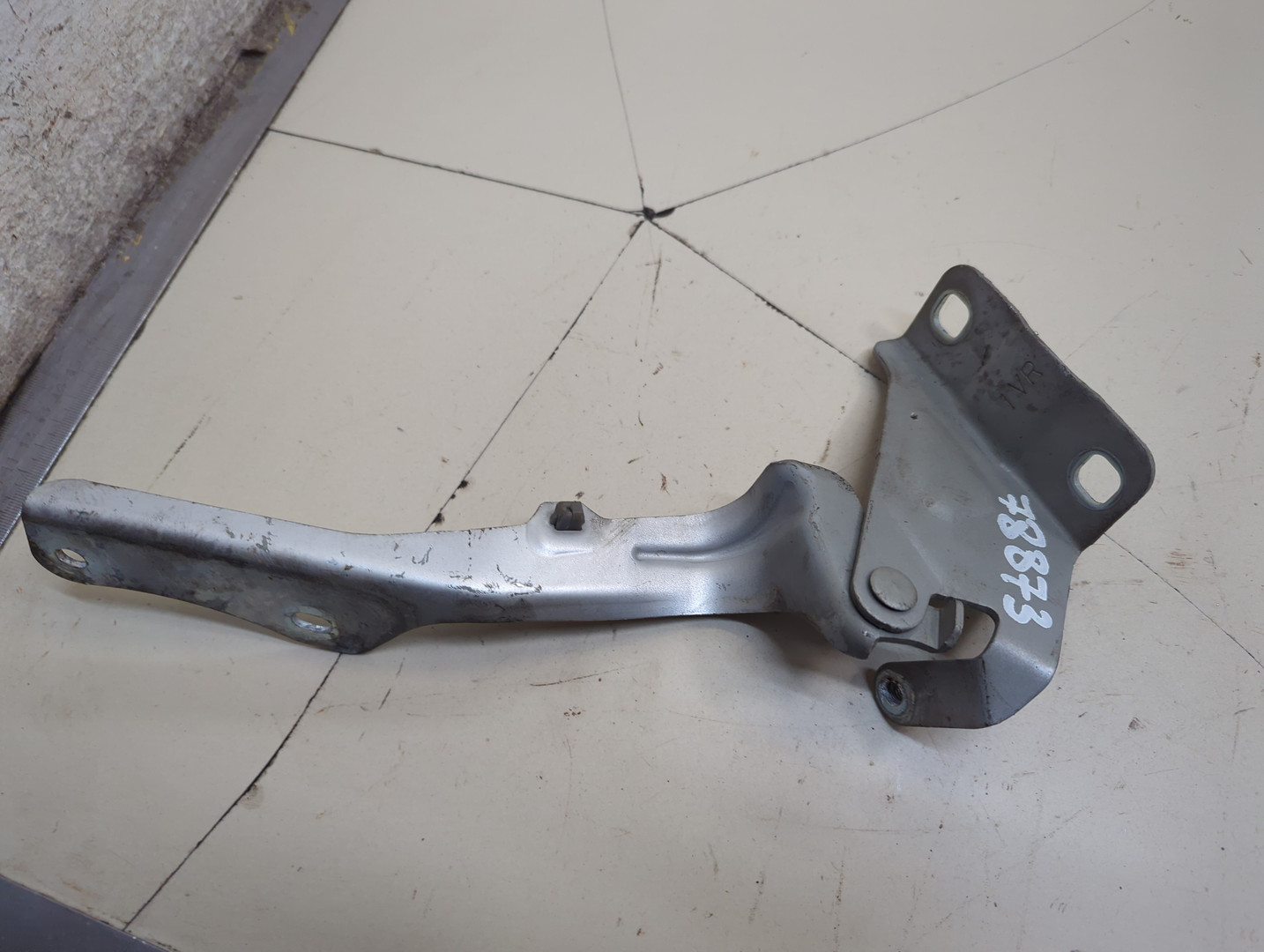 Петля капота правая