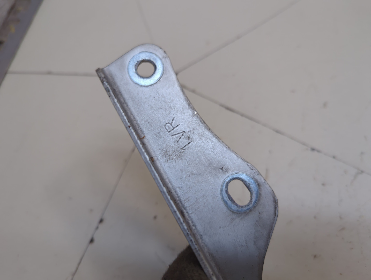 Петля капота правая