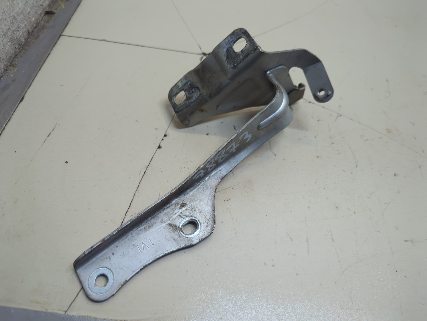 Петля капота левая