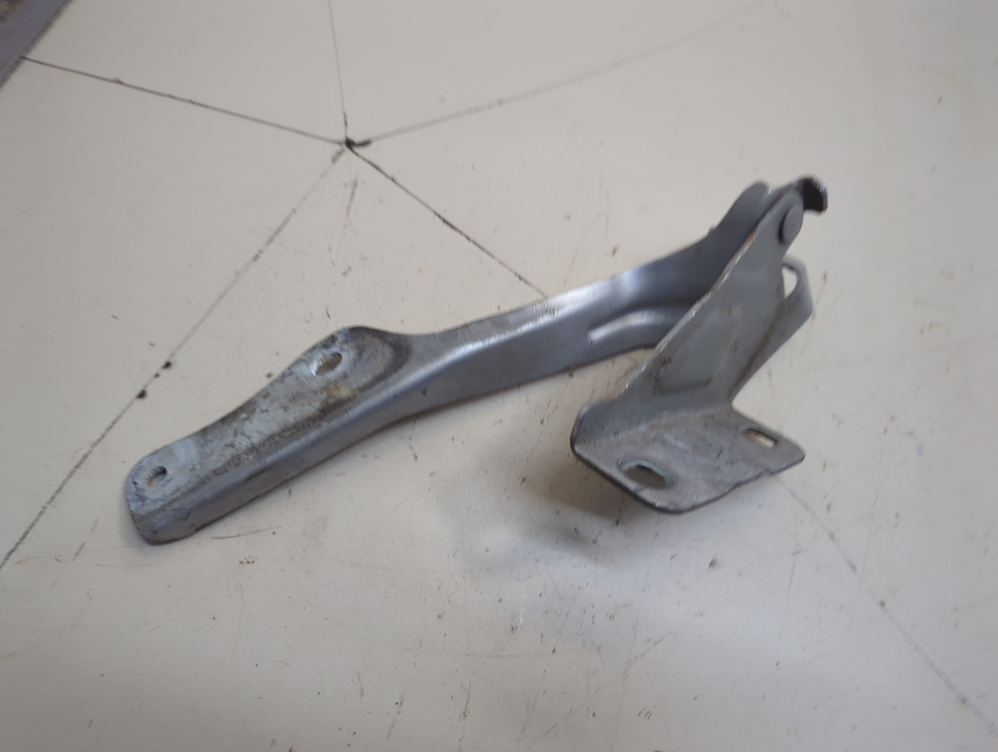 Петля капота левая