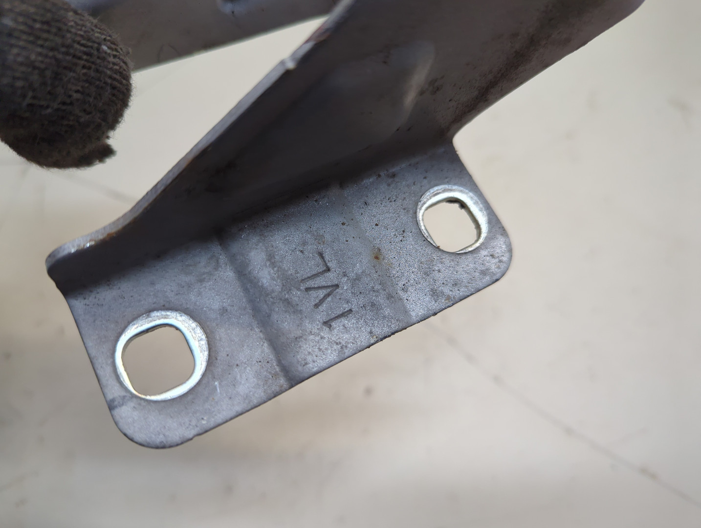 Петля капота левая