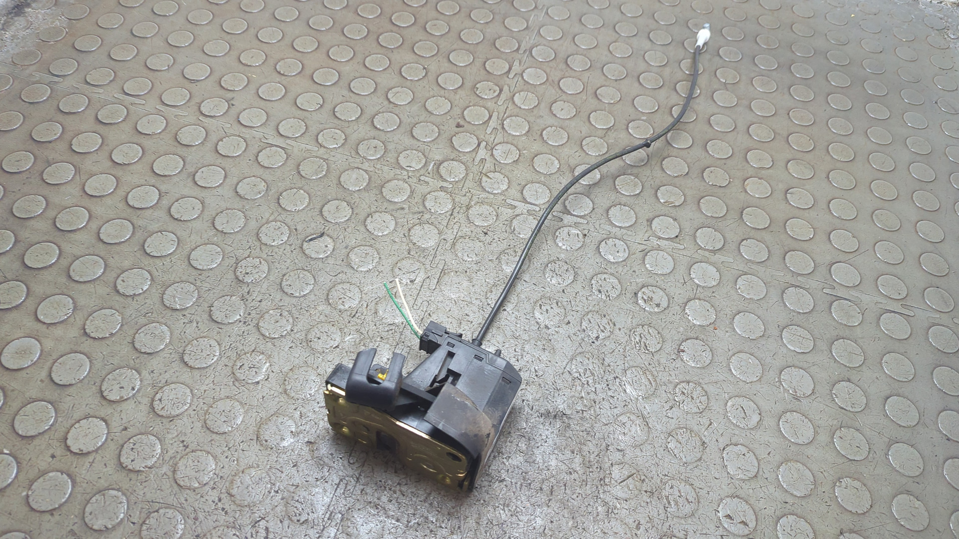 Замок двери передней левой