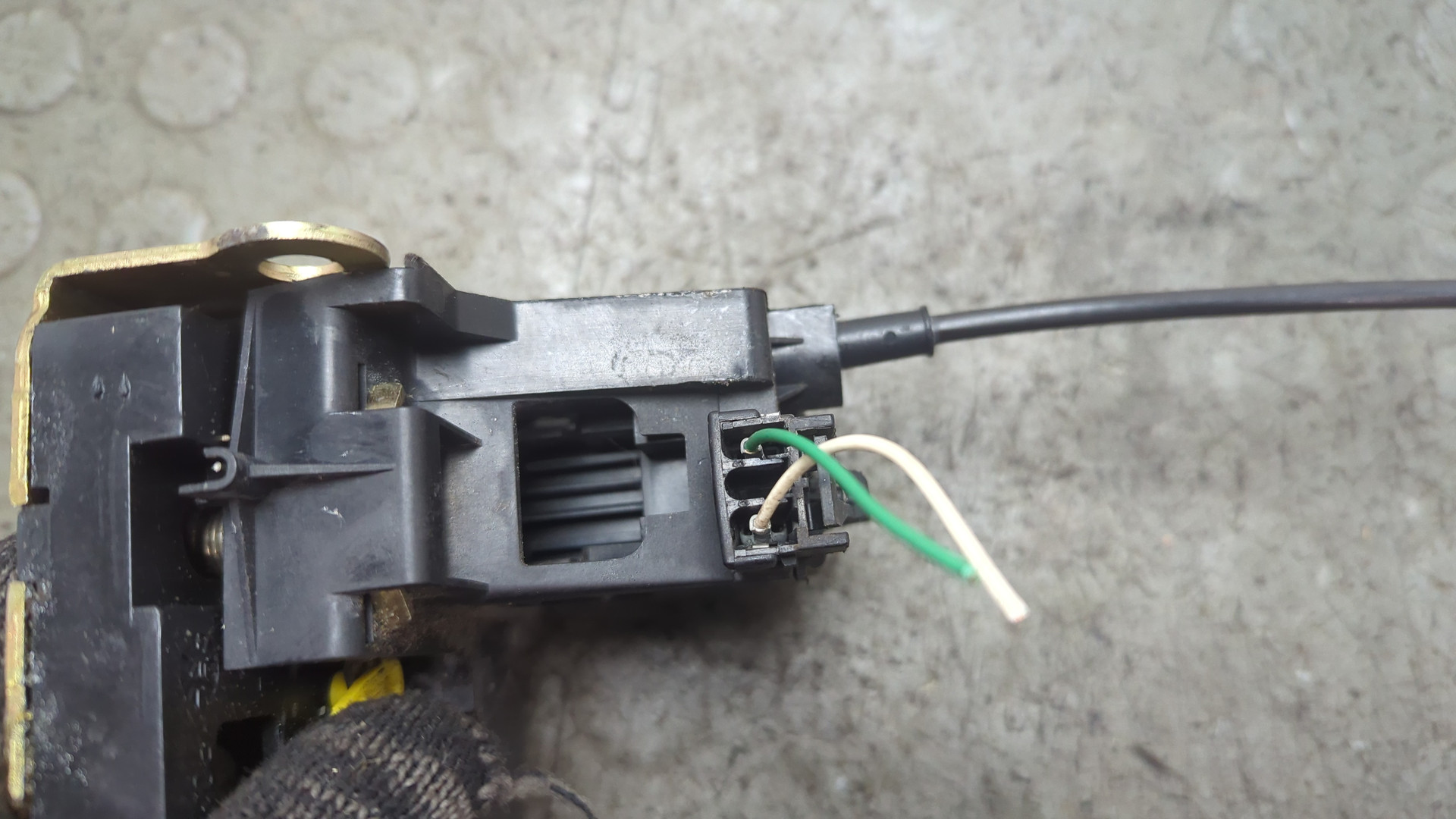 Замок двери передней левой