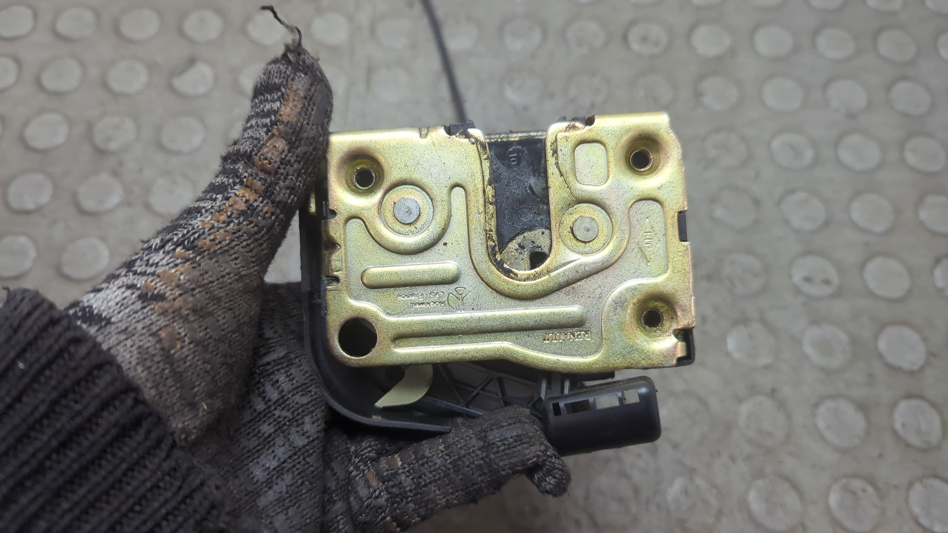 Замок двери передней левой