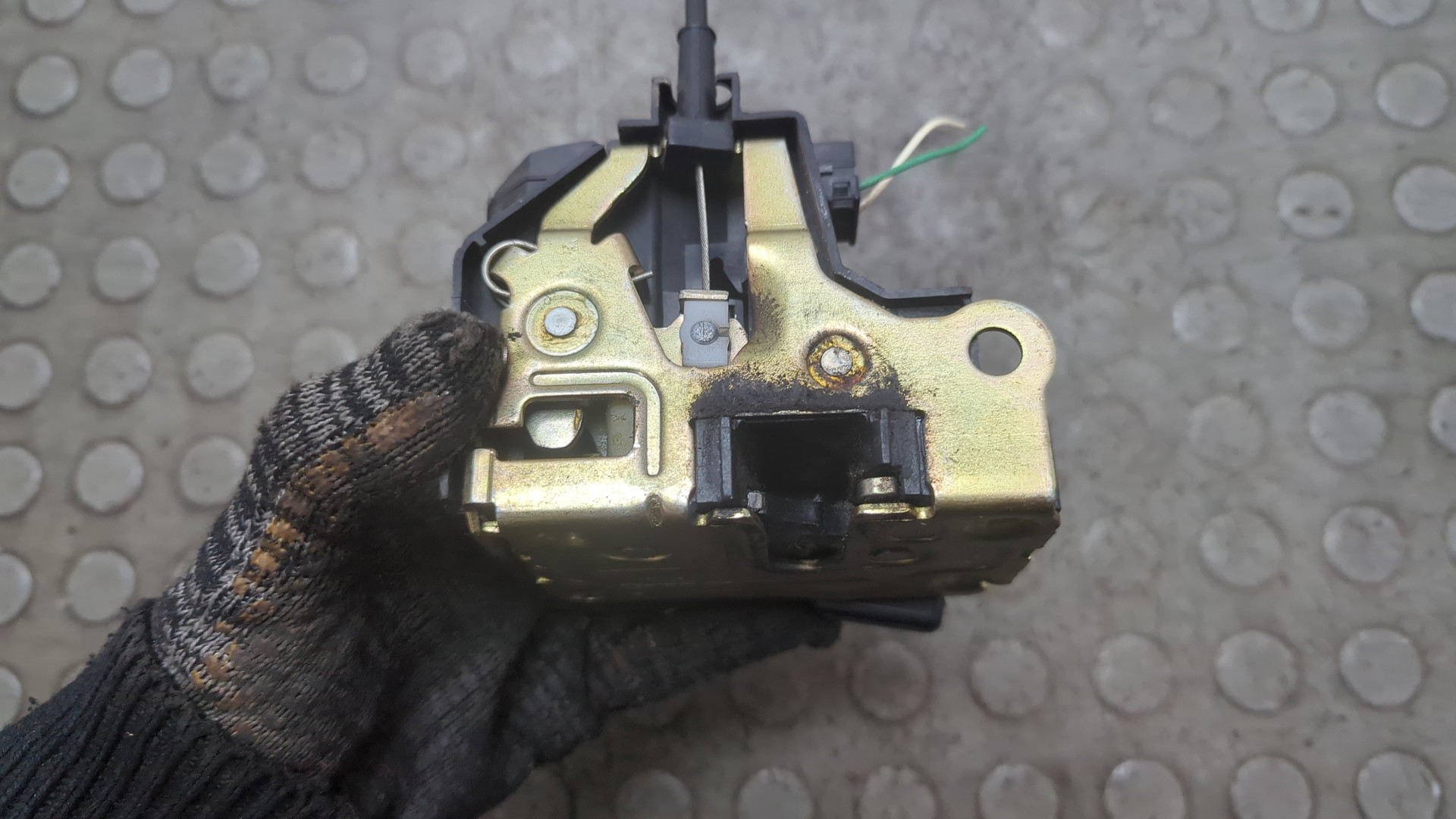 Замок двери передней левой