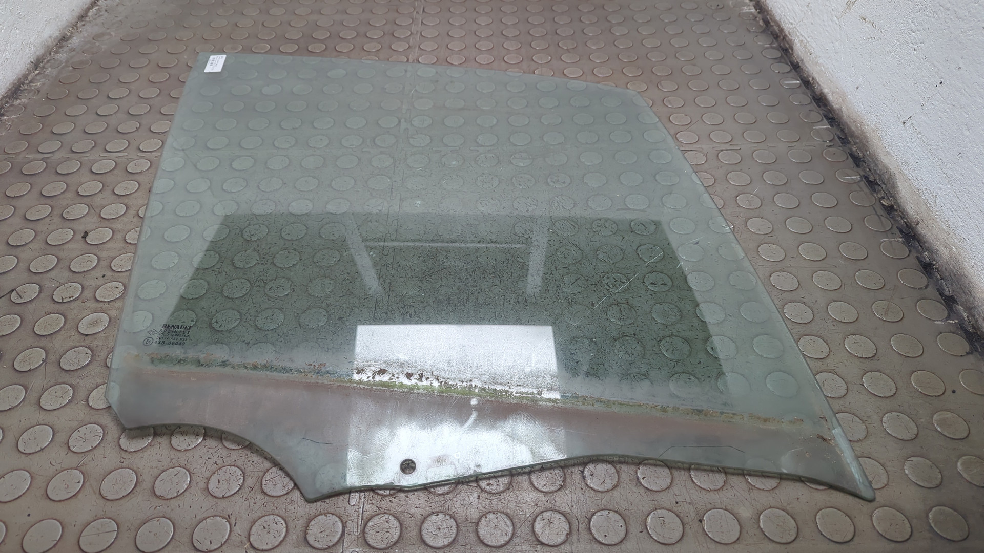 Стекло двери передней правой