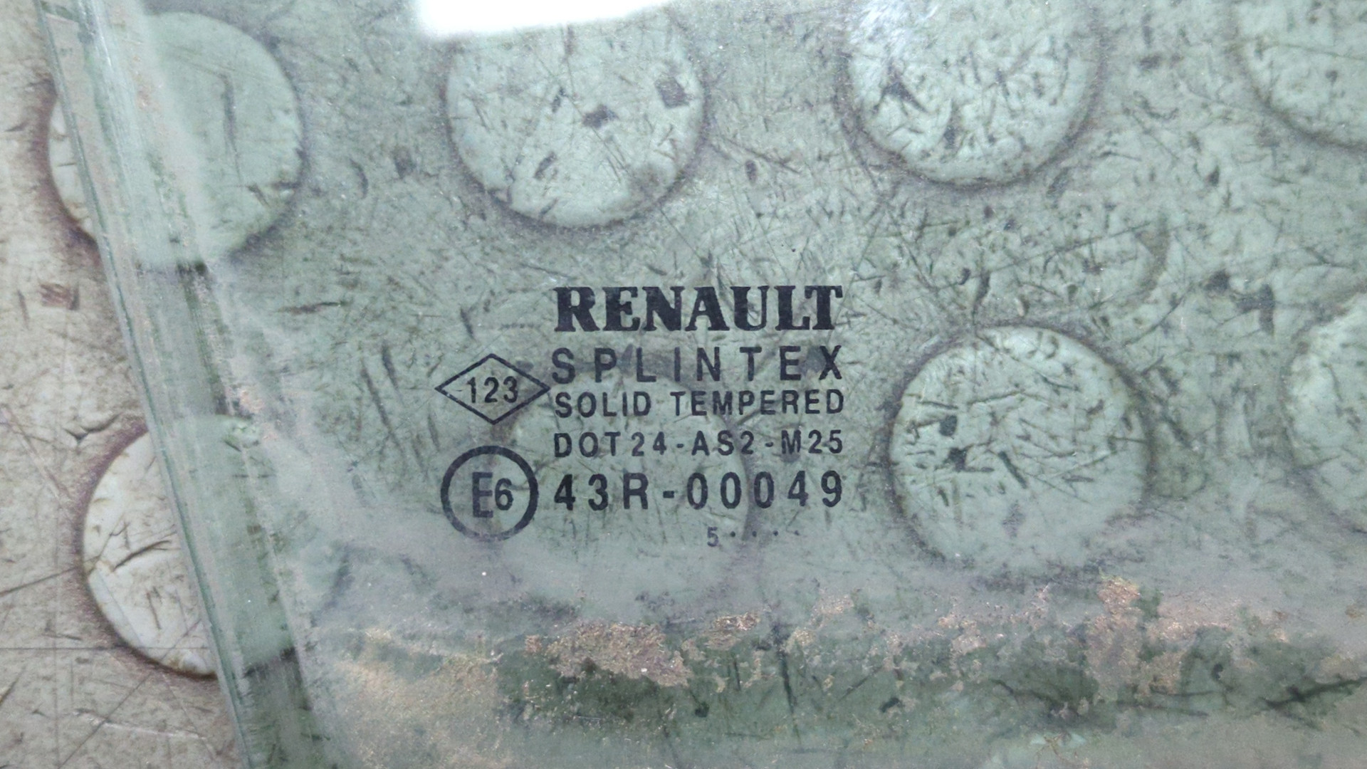 Стекло двери передней правой