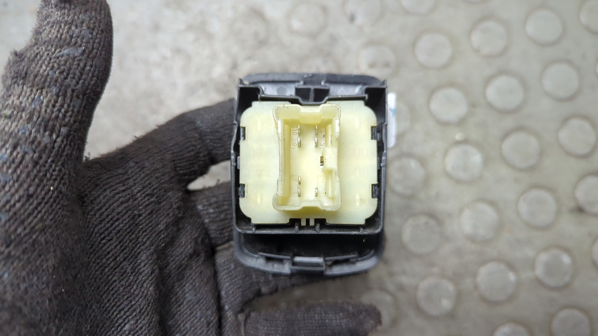 Кнопка стеклоподъемника