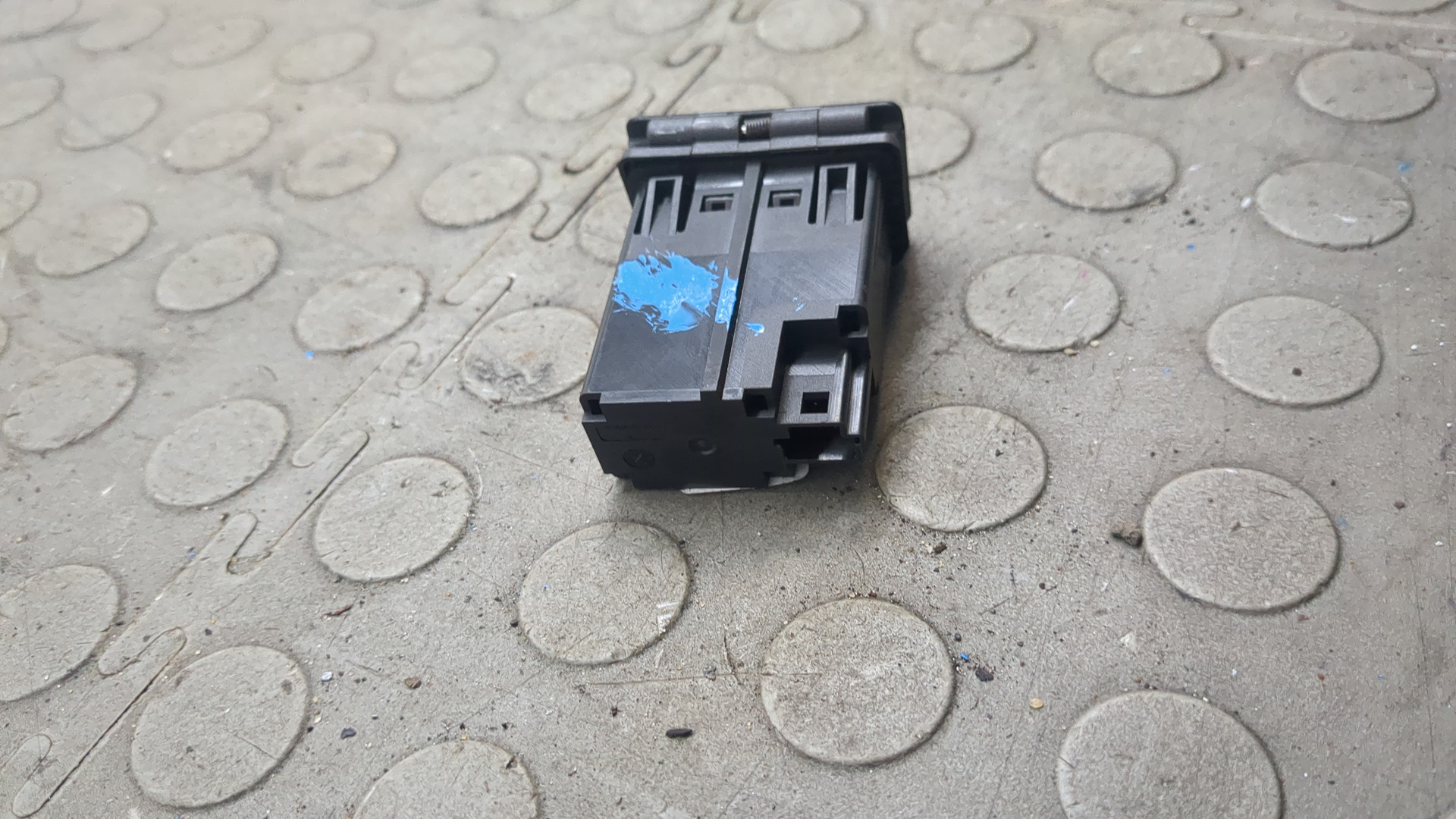 Гнездо AUX / USB IN