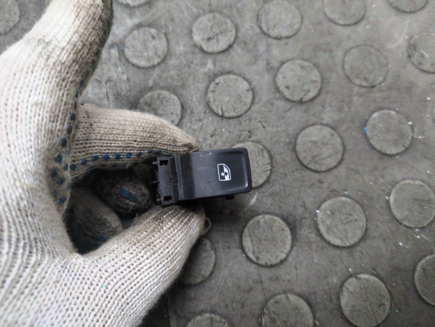 Кнопка стеклоподъемника
