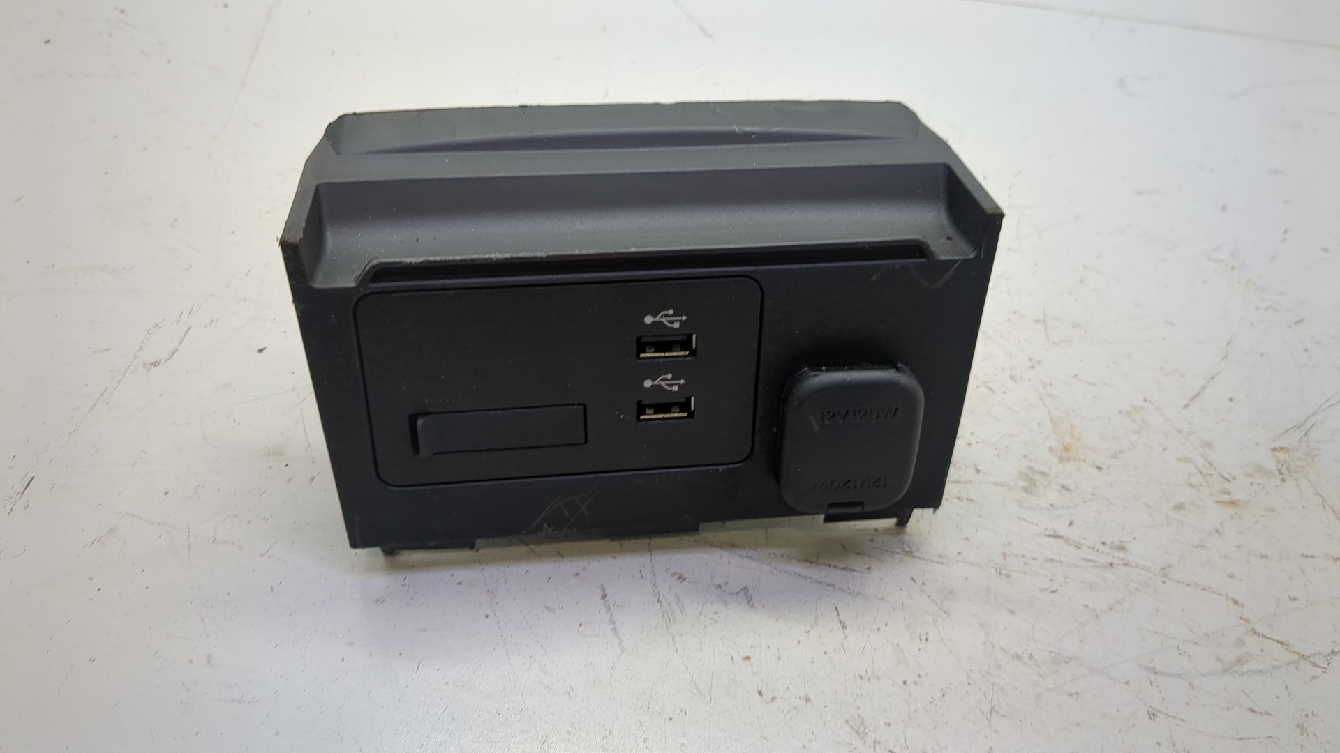 Гнездо AUX / USB IN