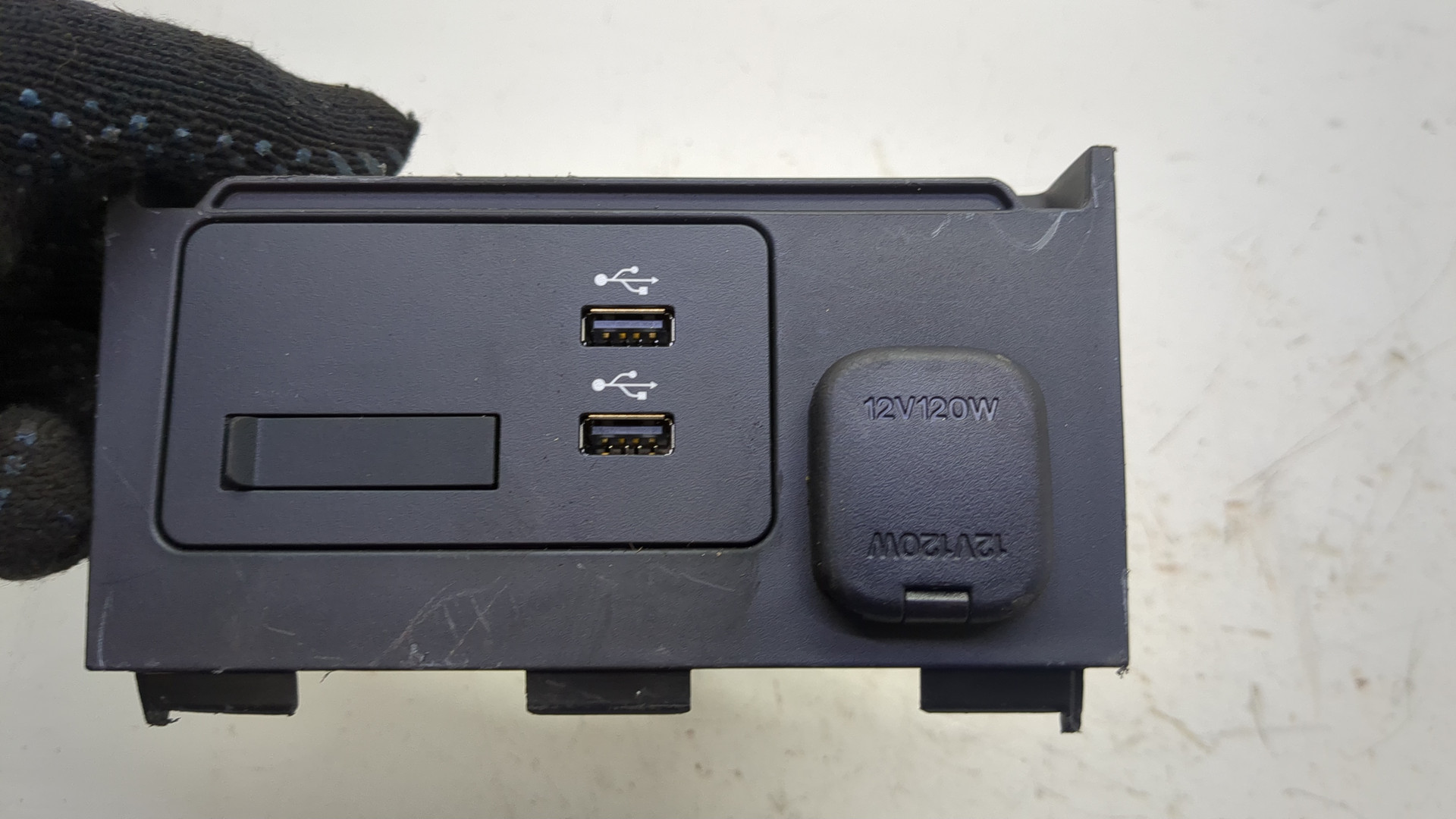 Гнездо AUX / USB IN