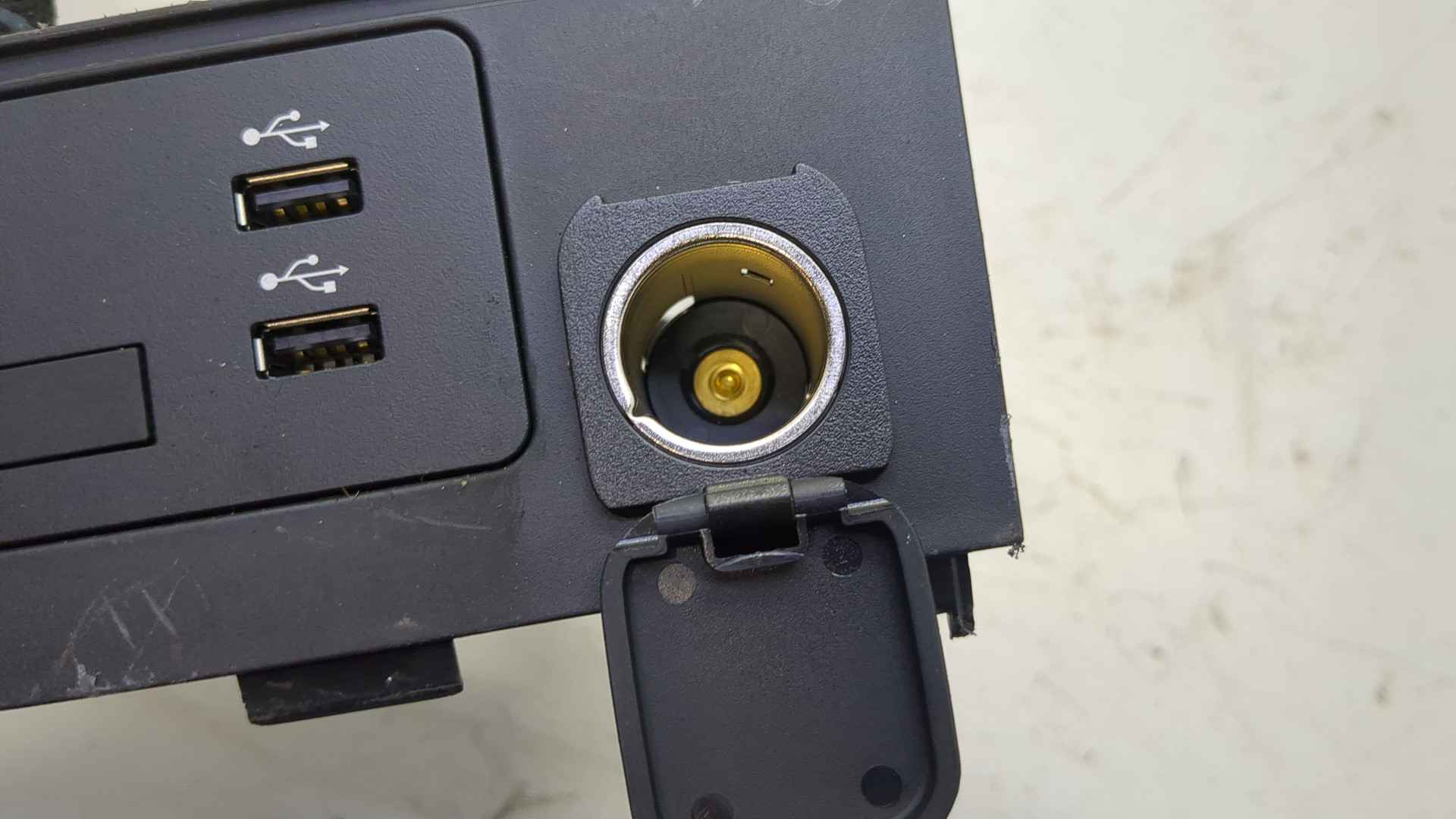 Гнездо AUX / USB IN
