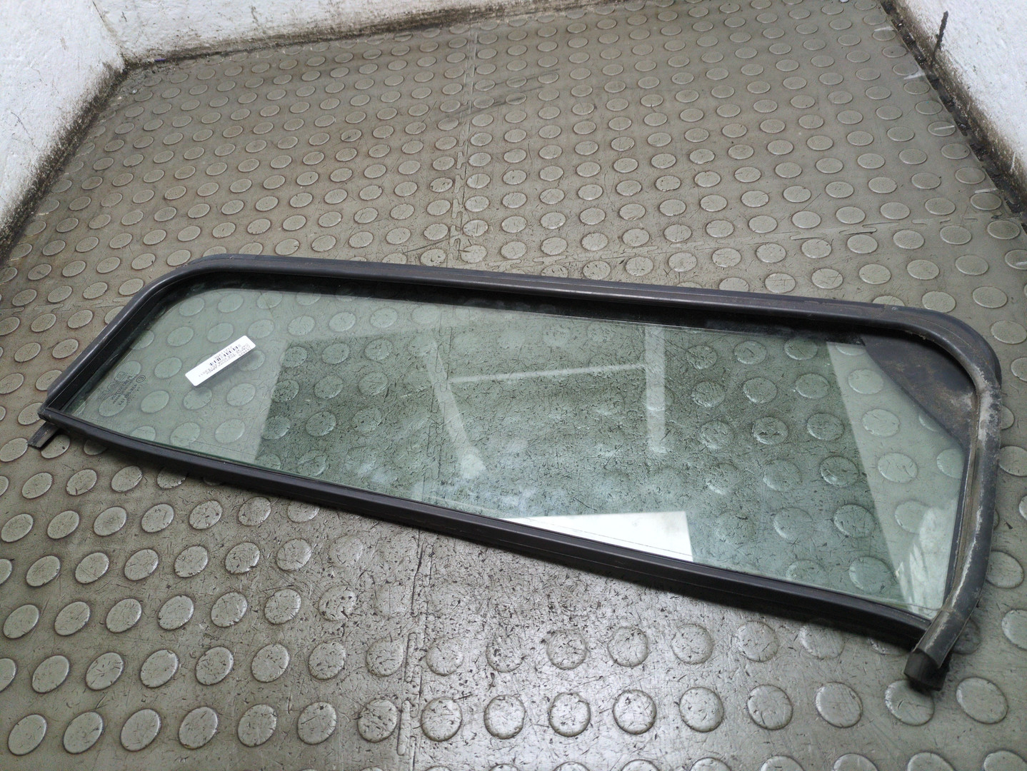 Стекло двери передней левой (форточка)