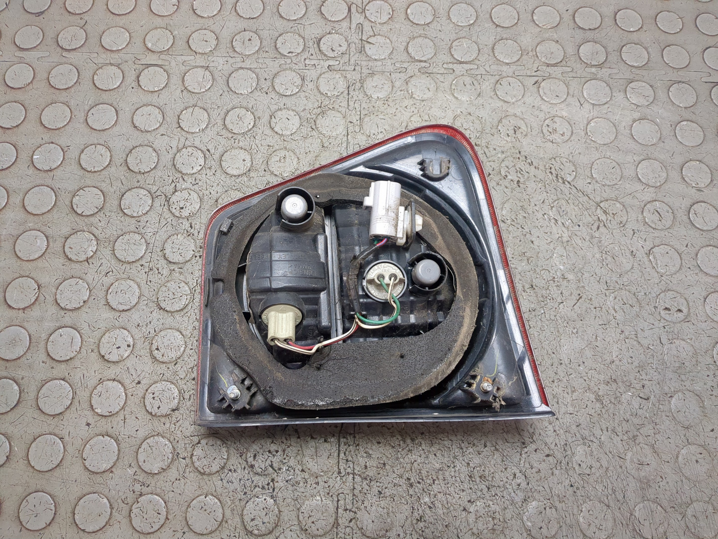Фонарь задний внутренний левый