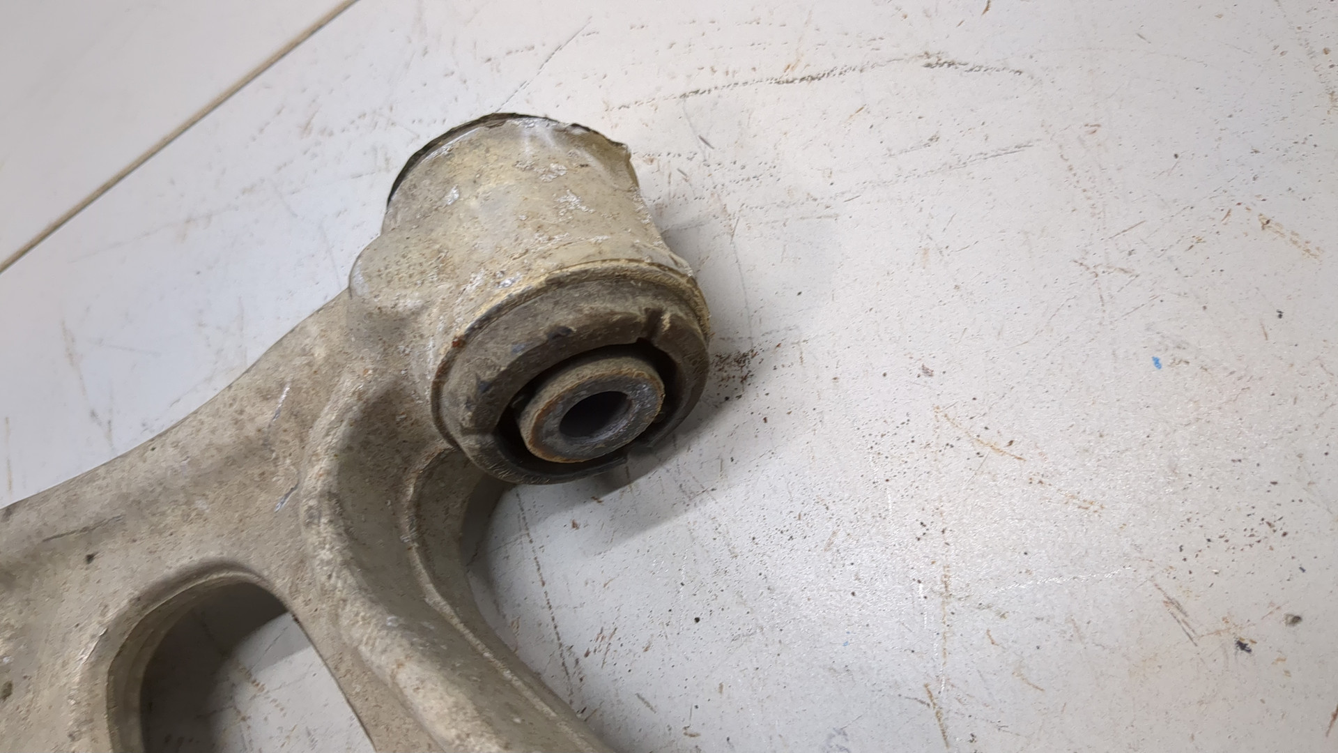 Рычаг передний левый