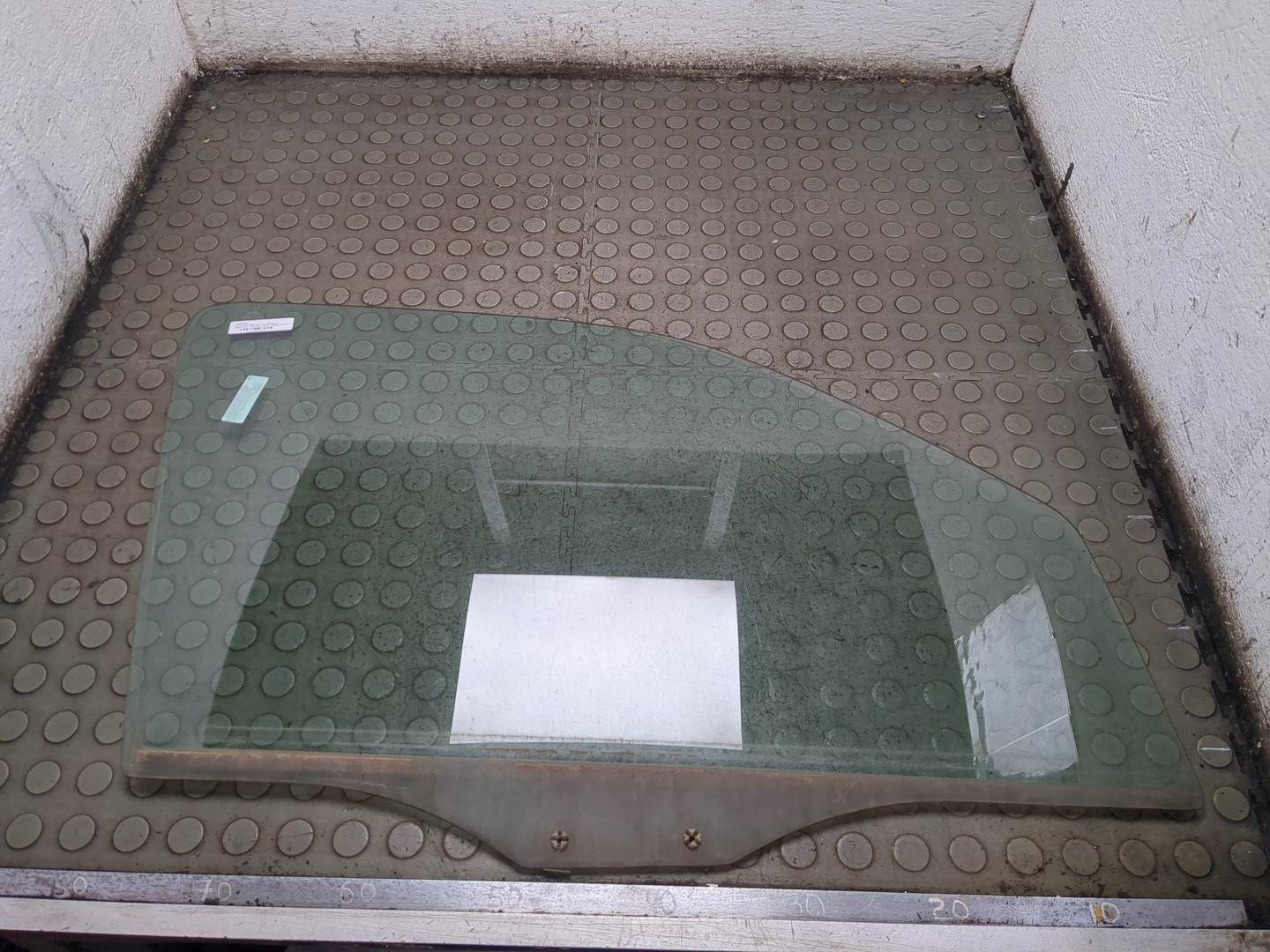 Стекло двери передней правой