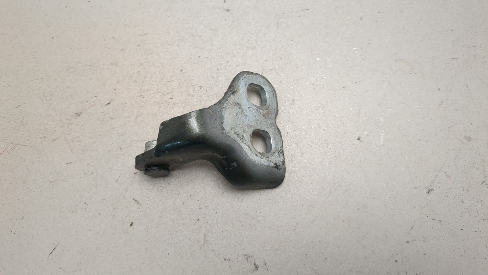 Петля двери