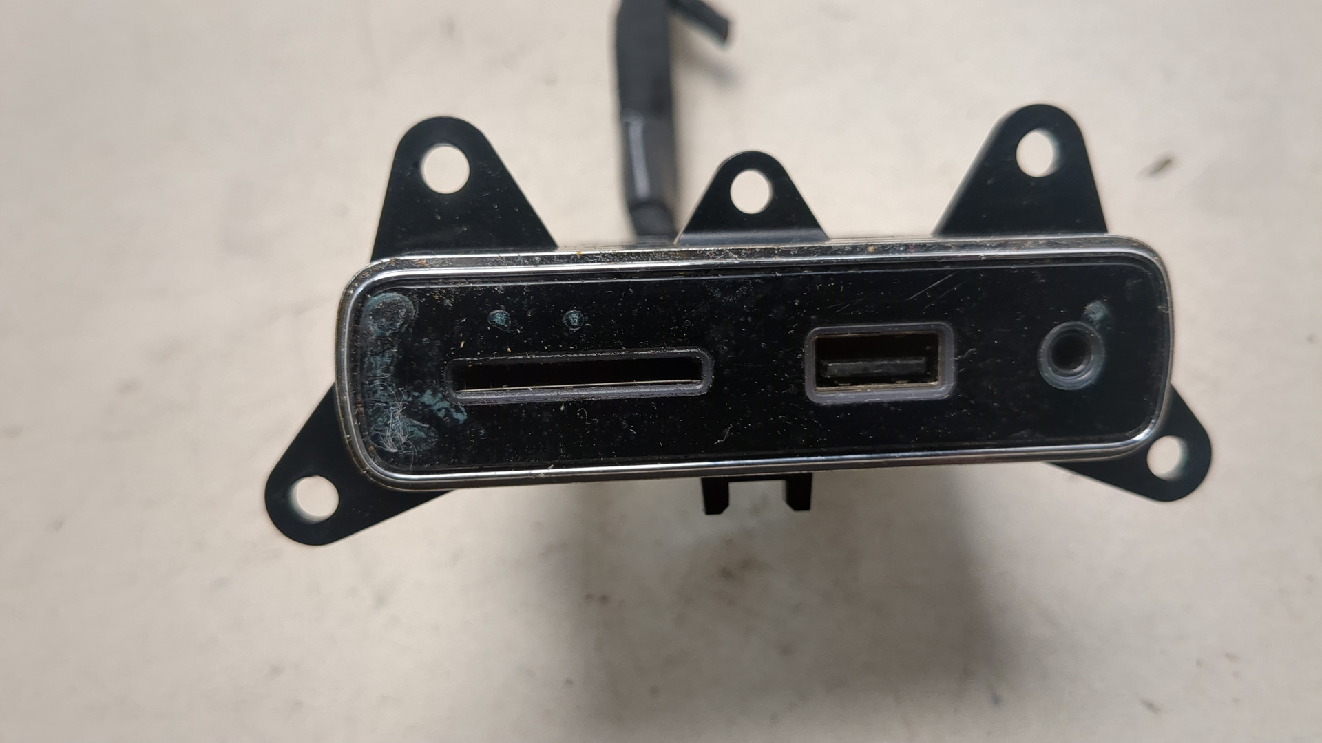 Гнездо AUX / USB IN