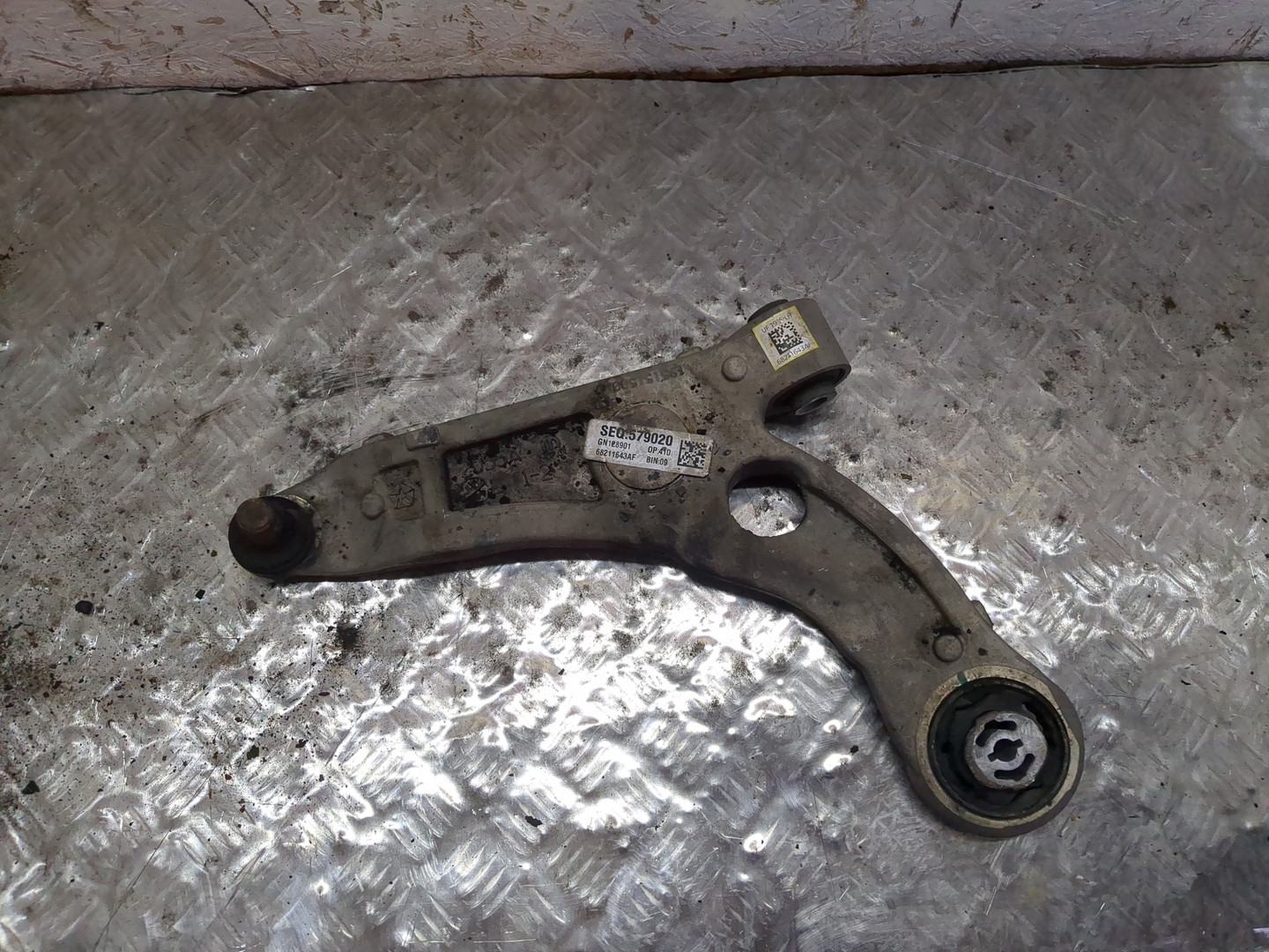 Рычаг передний левый