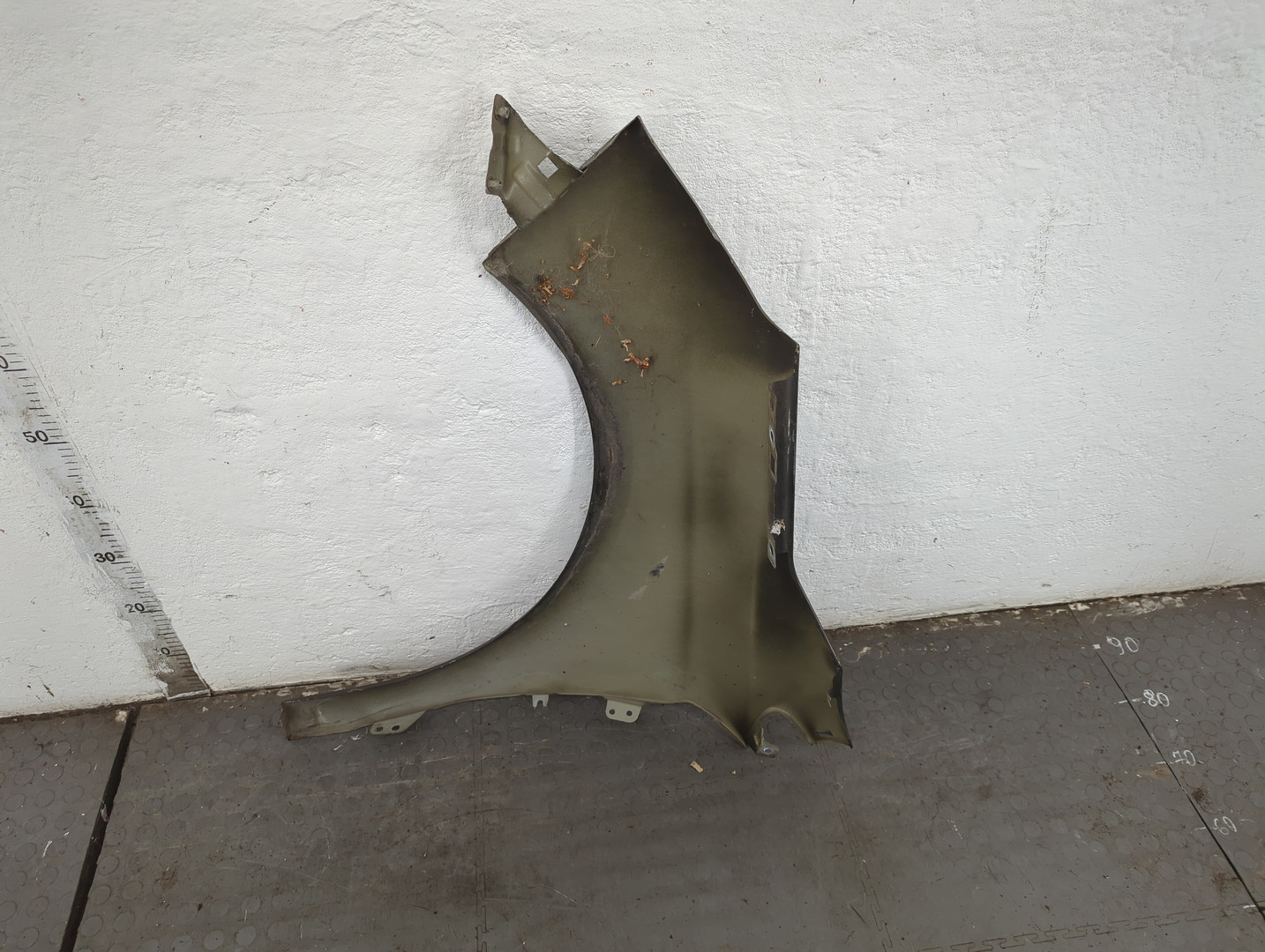 Крыло переднее правое