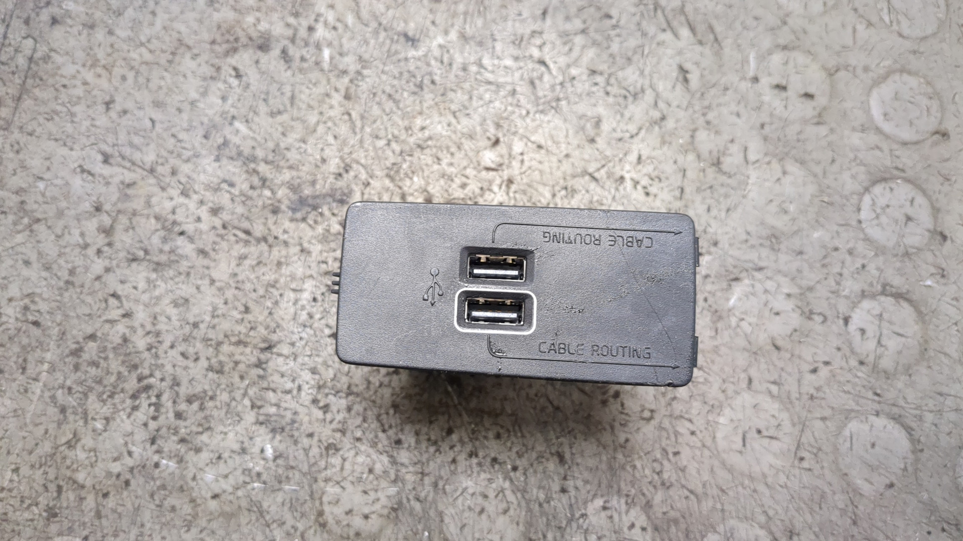 Гнездо AUX / USB IN