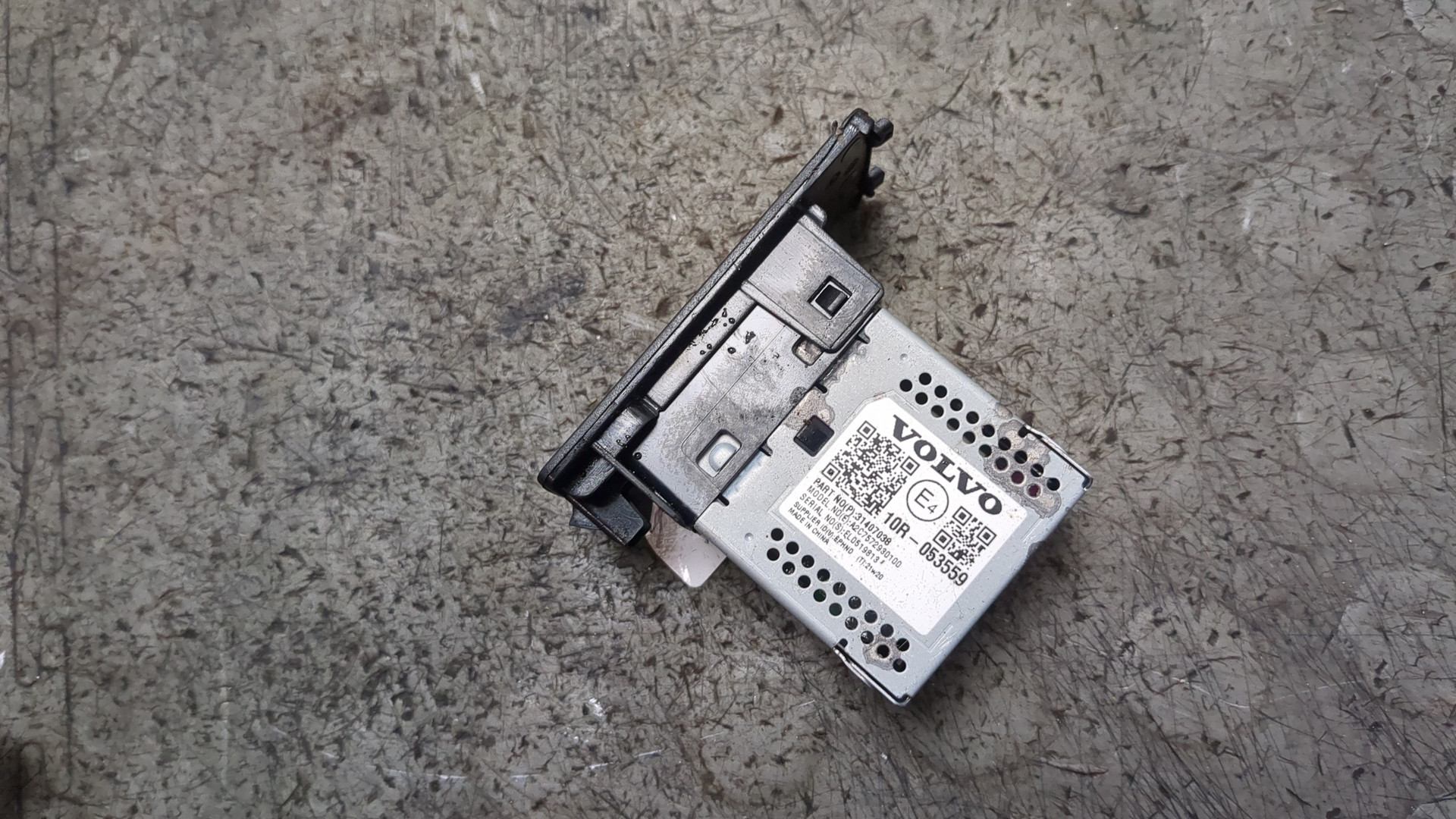 Гнездо AUX / USB IN