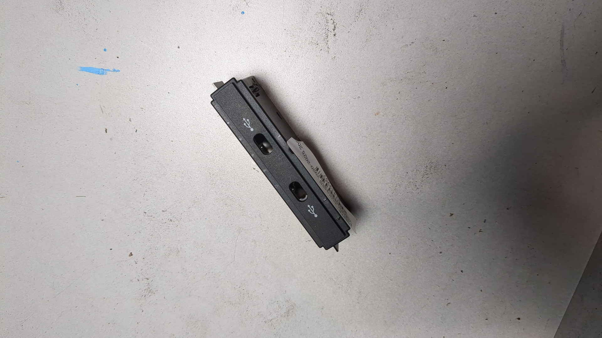 Гнездо AUX / USB IN