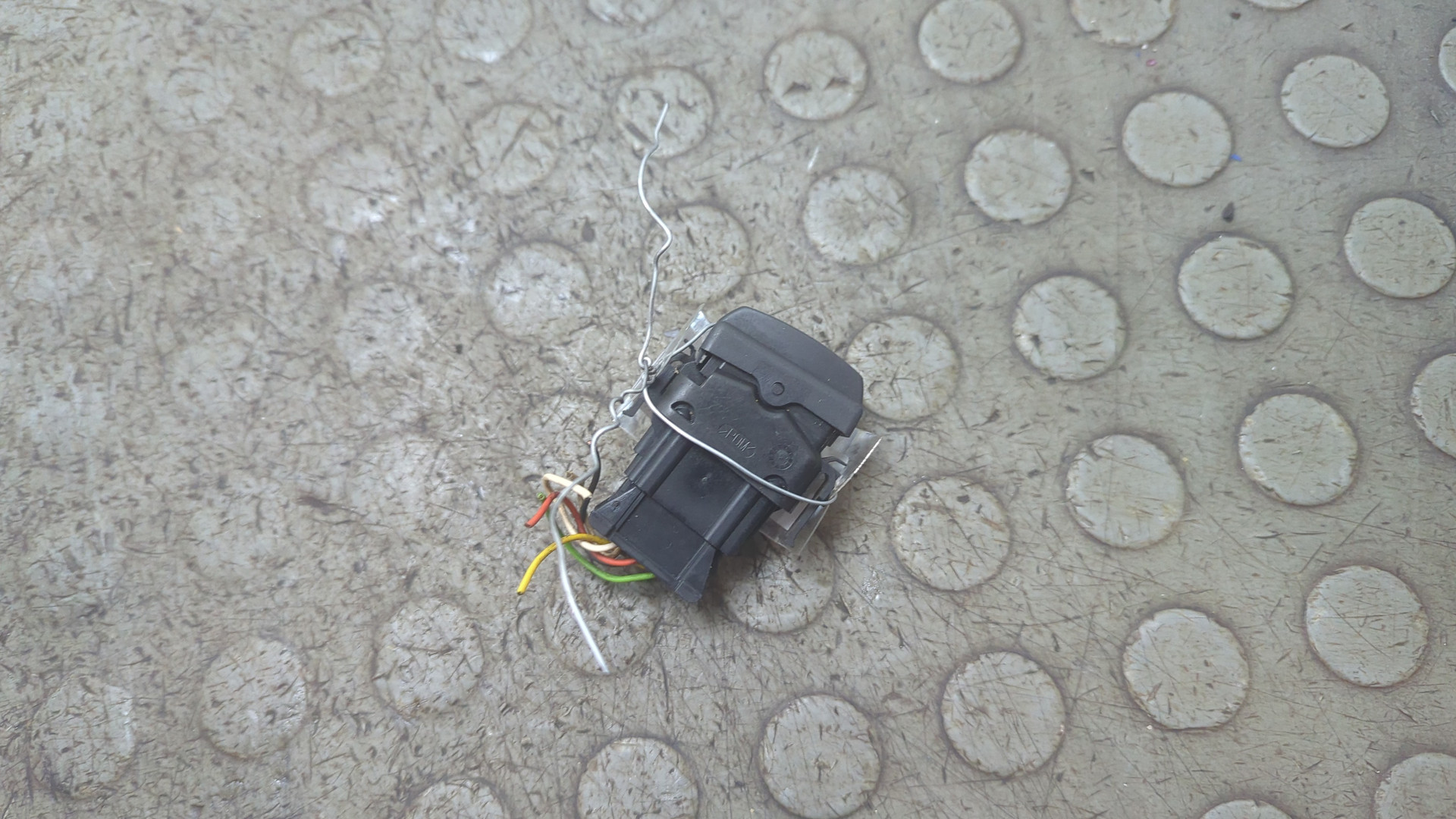 Кнопка открывания двери