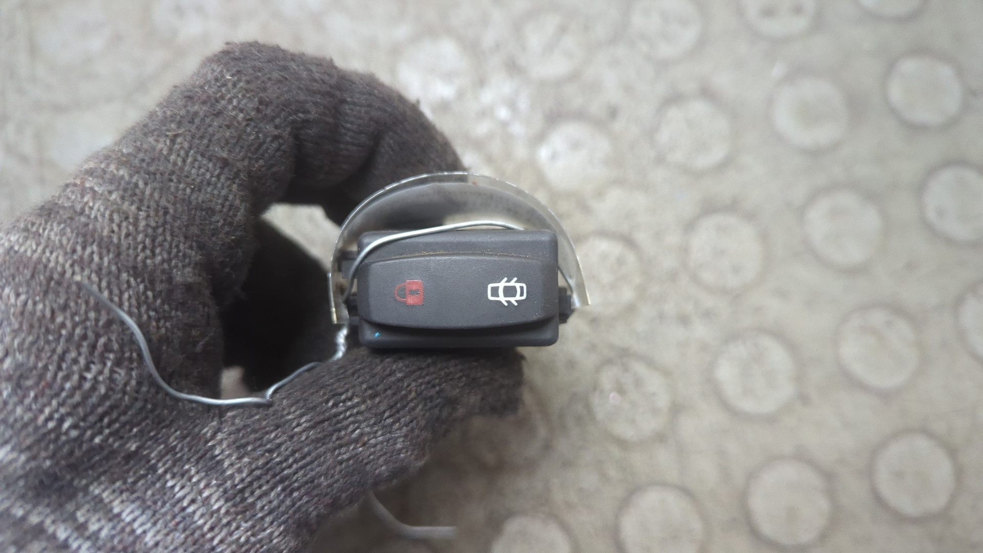 Кнопка открывания двери