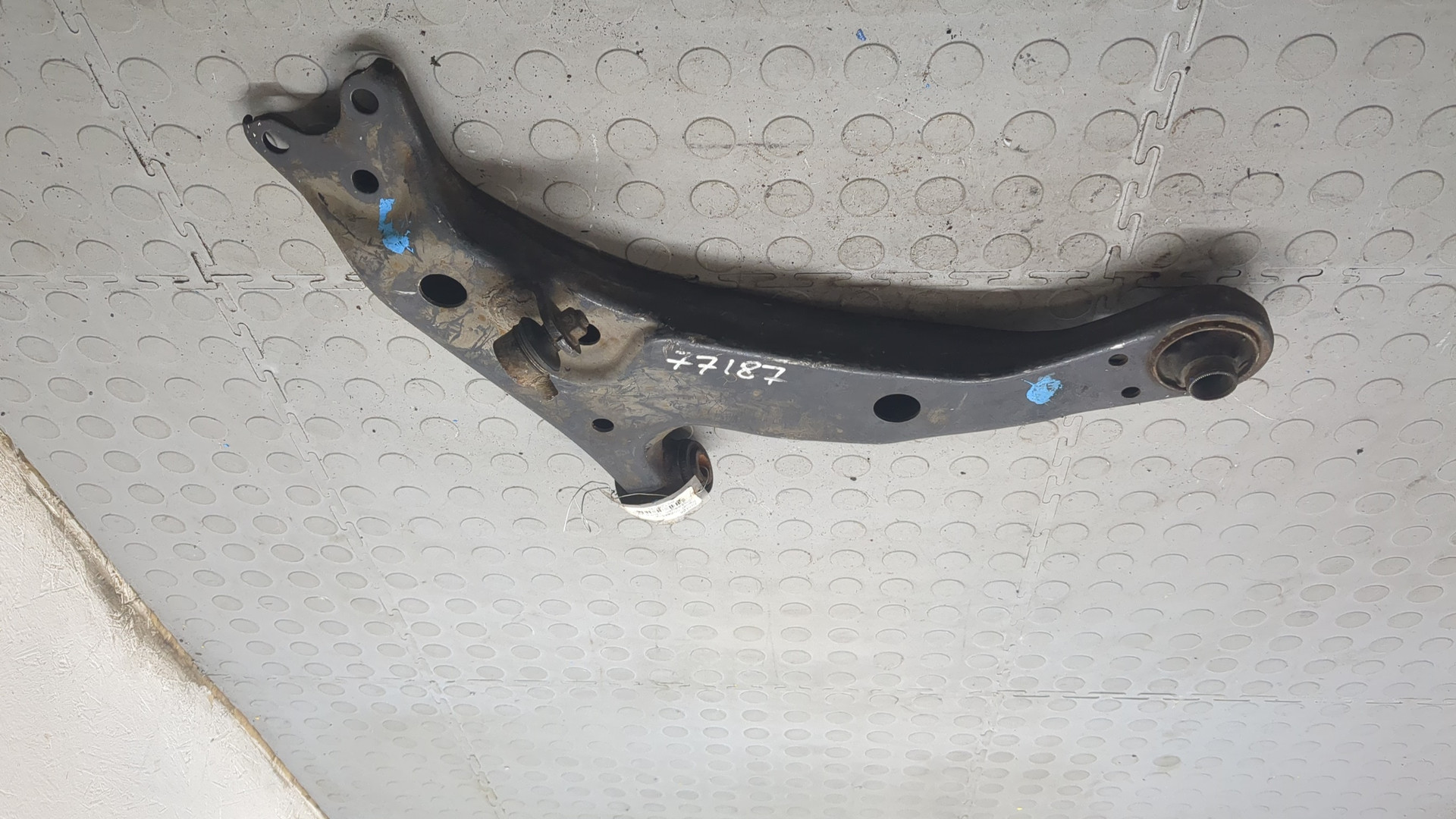 Рычаг передний правый