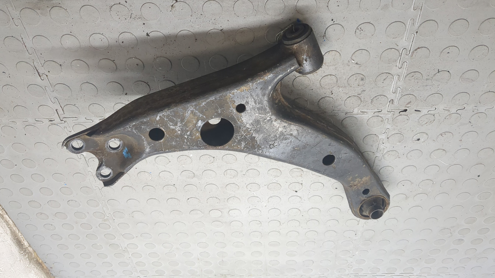 Рычаг передний правый