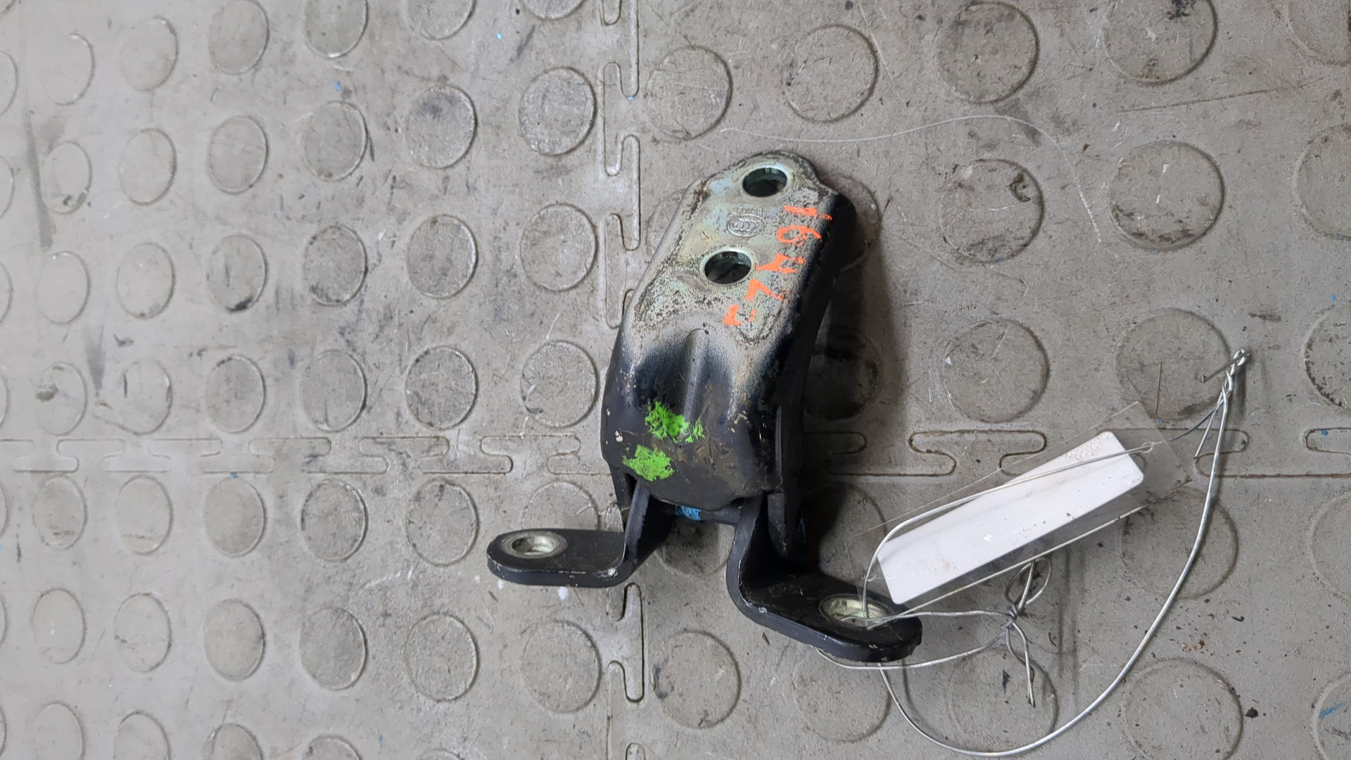 Петля двери