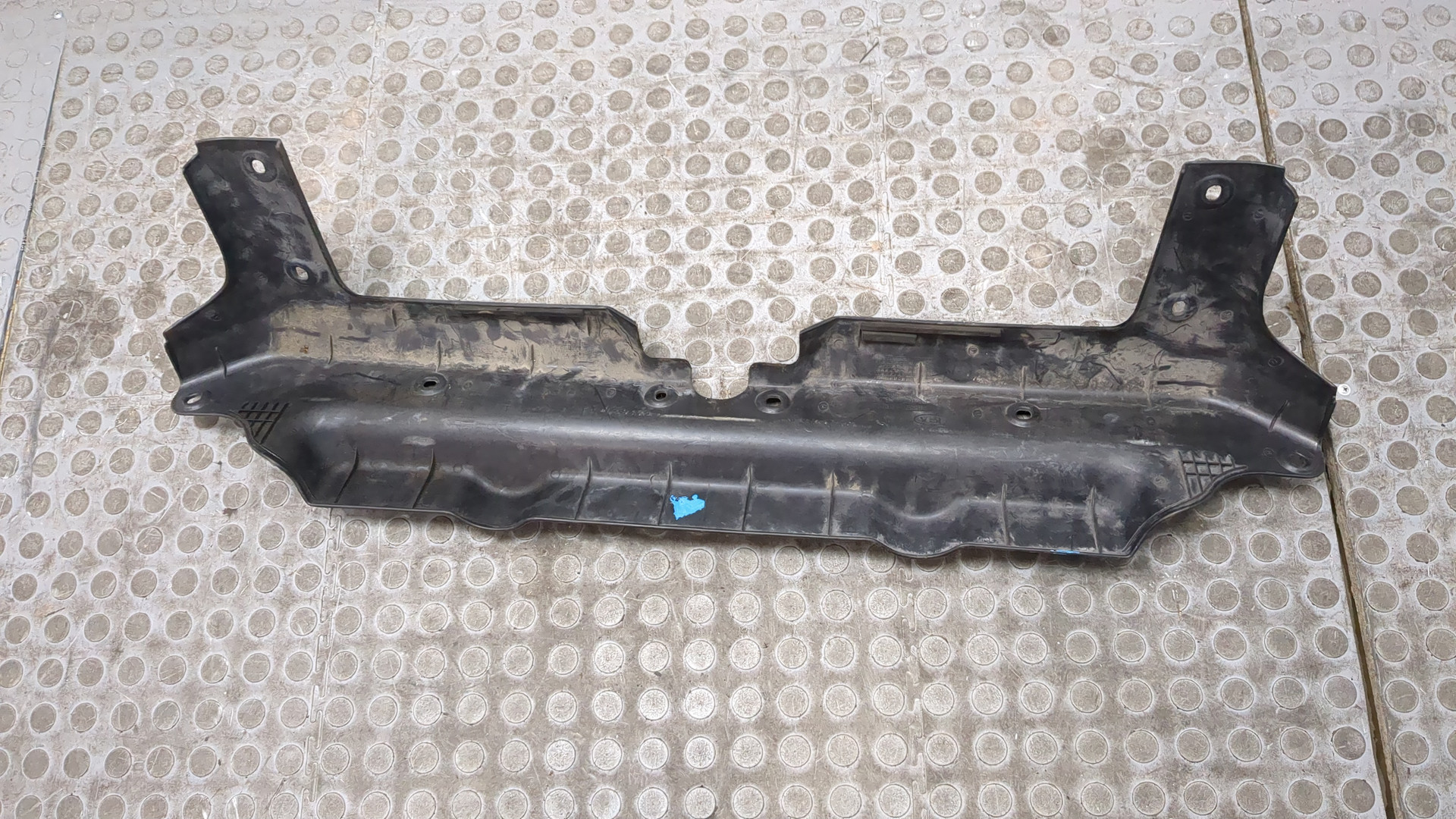 Кожух замка капота