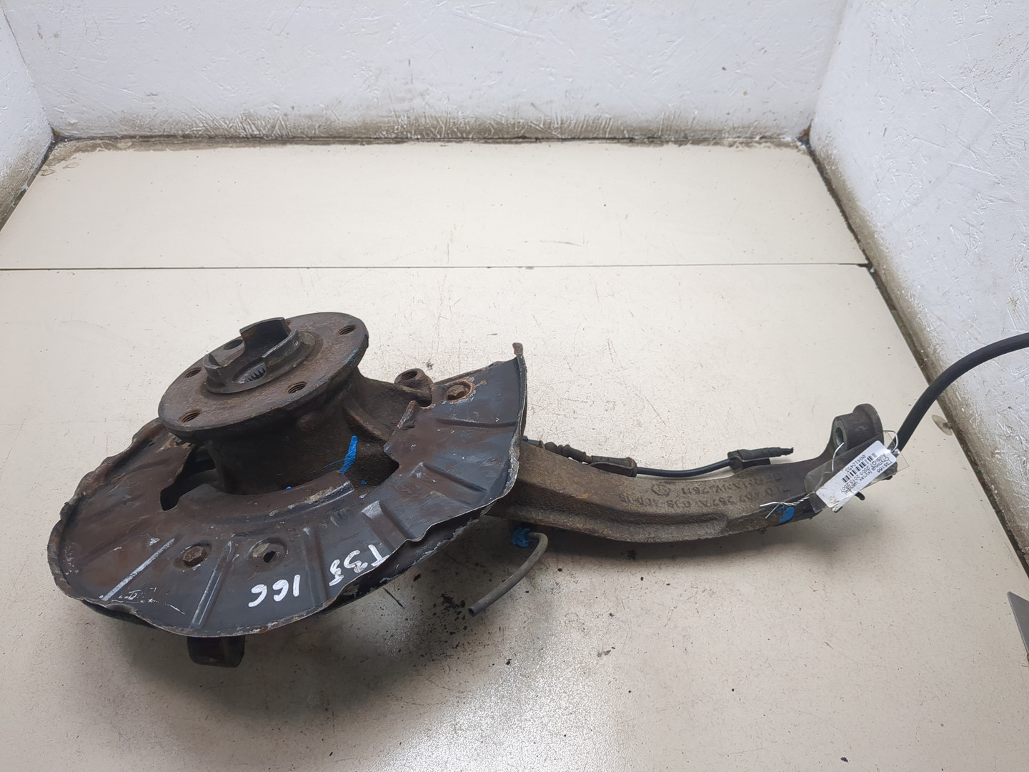 Кулак поворотный передний левый